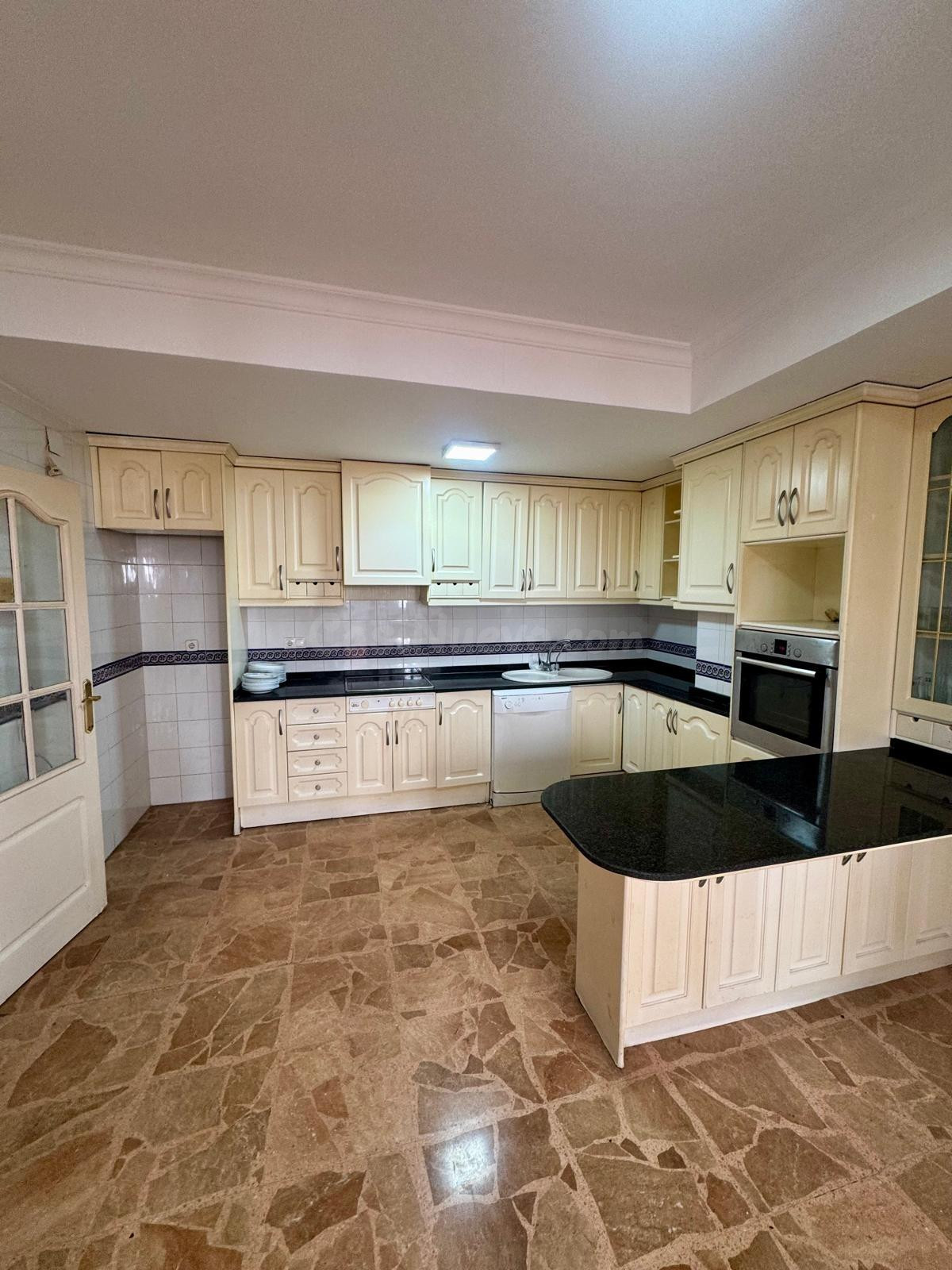 APARTAMENTO DE 5 DORMITORIOS EN PLENO CENTRO DE TORREVIEJA Y - foto 2