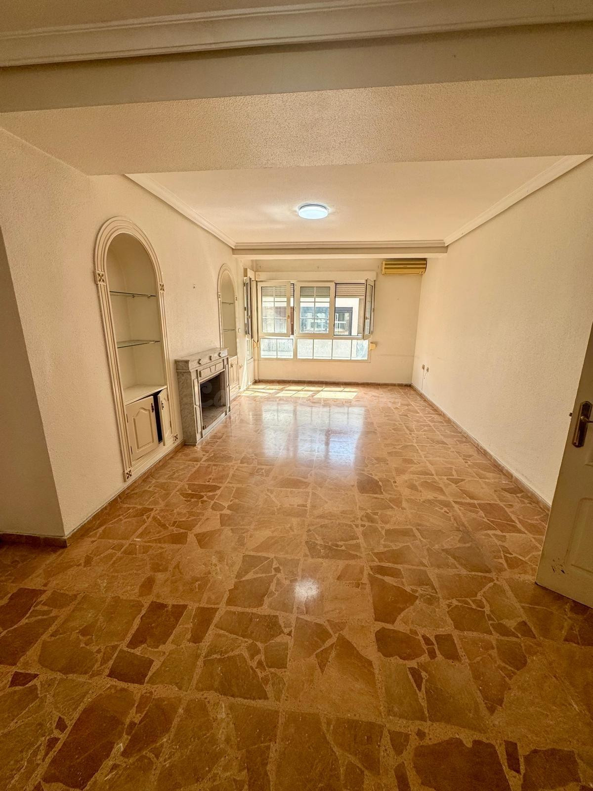 APARTAMENTO DE 5 DORMITORIOS EN PLENO CENTRO DE TORREVIEJA Y - foto 3