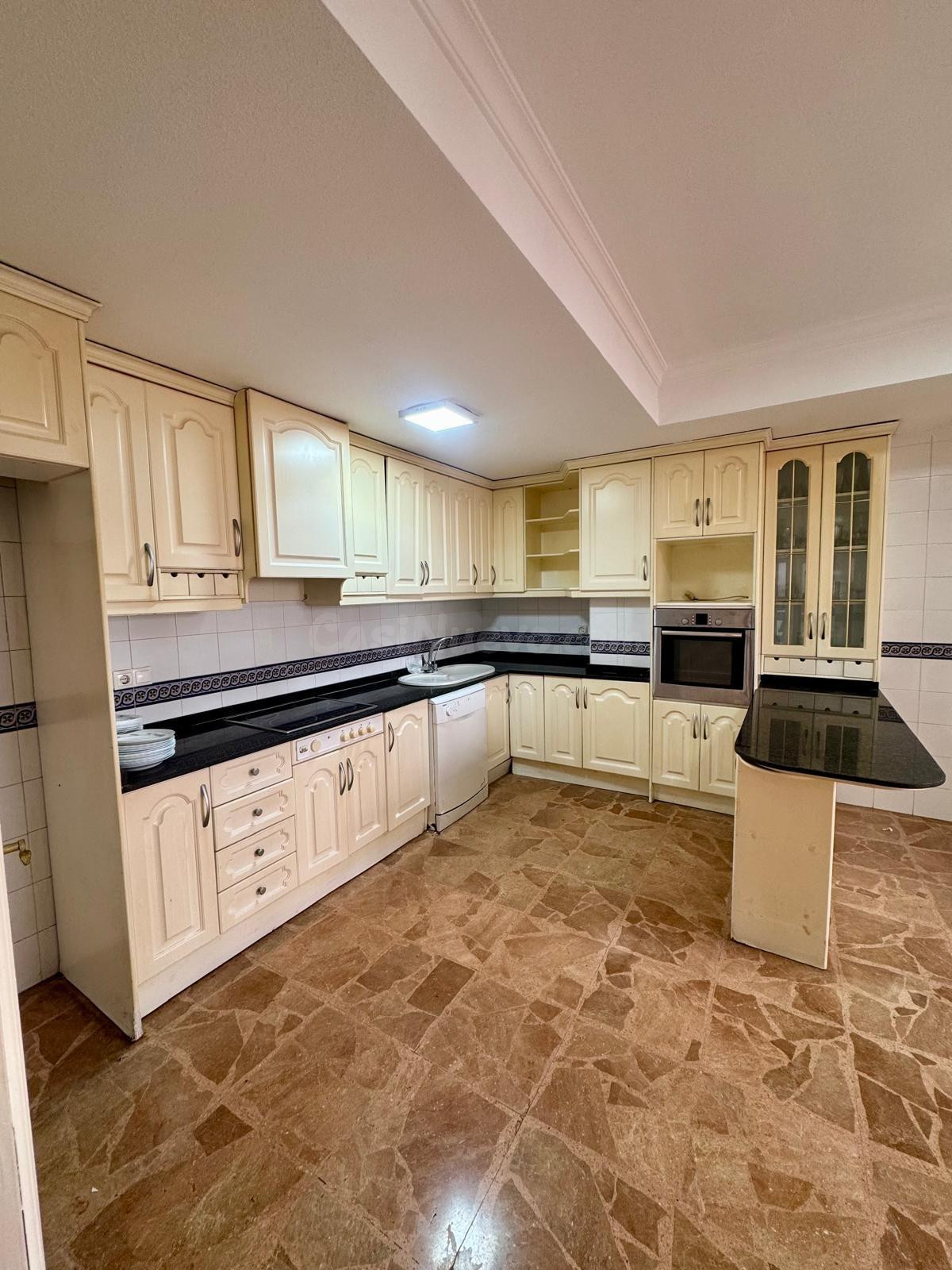 APARTAMENTO DE 5 DORMITORIOS EN PLENO CENTRO DE TORREVIEJA Y - foto 5