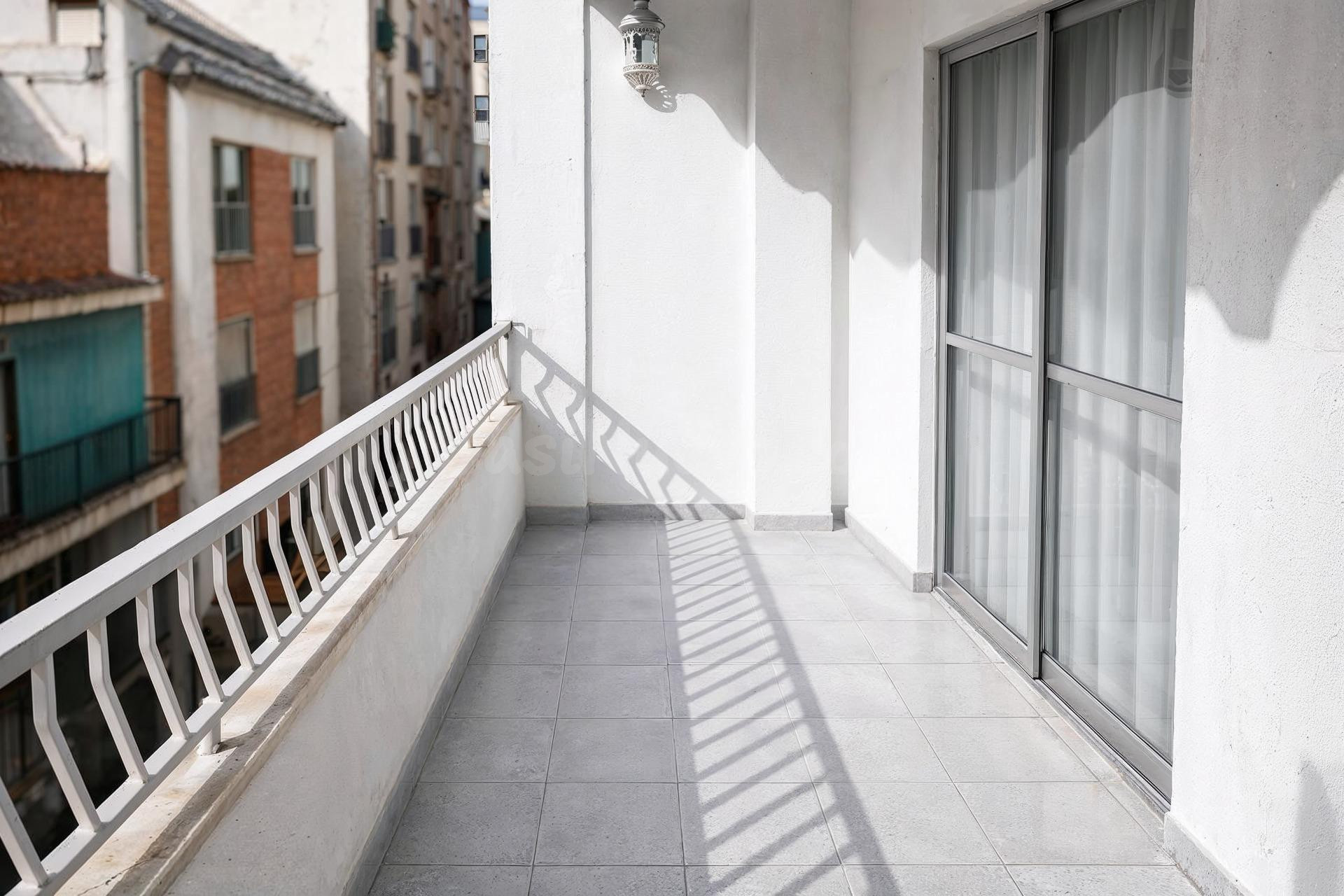 PISO DE 3 habitaciones CON TERRAZA Y ASCENSOR EN ZONA DE LA  - foto 2