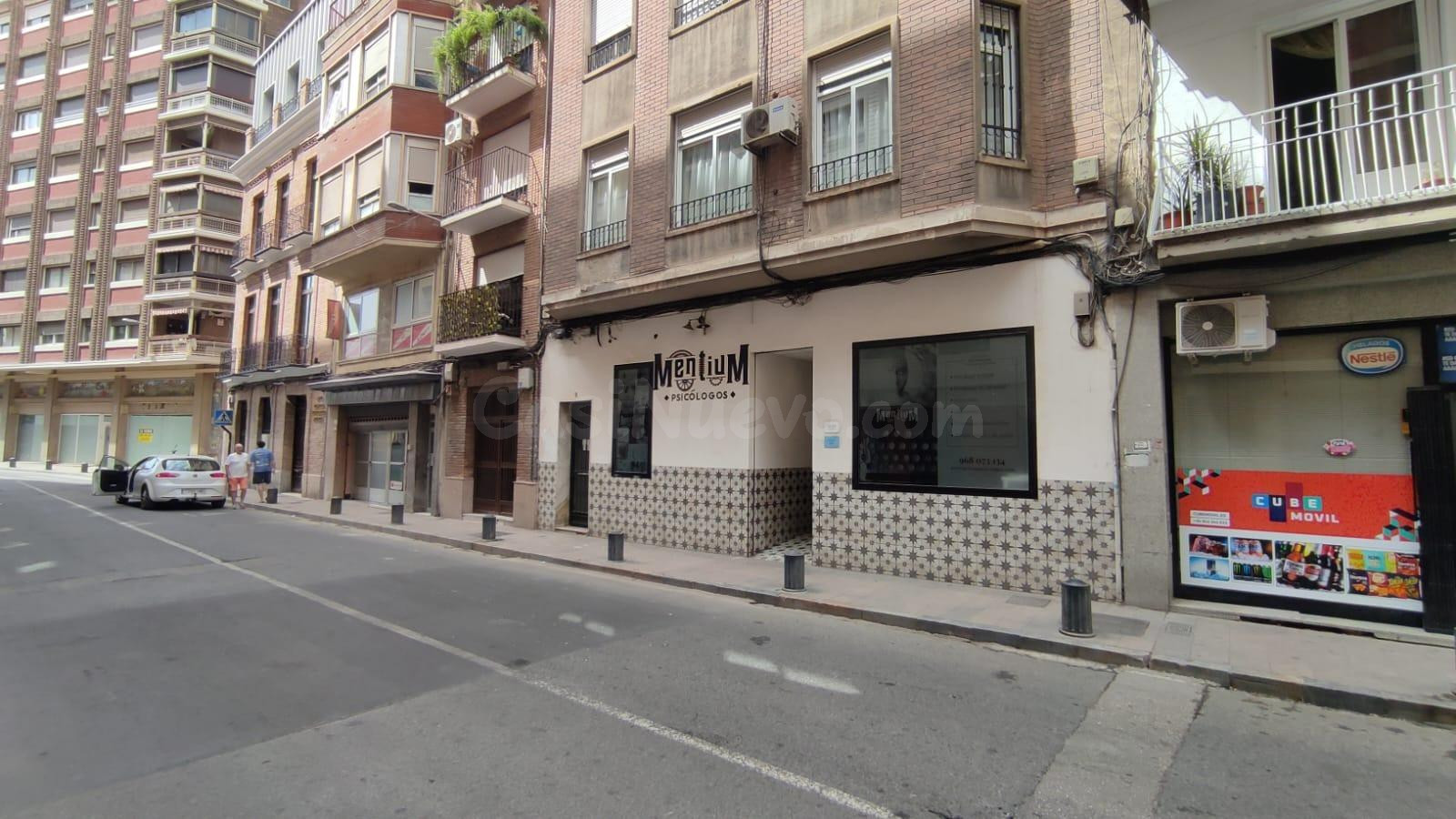 LOCAL COMERCIAL TOTALMENTE REFORMADO CON SALIDA DE HUMOS