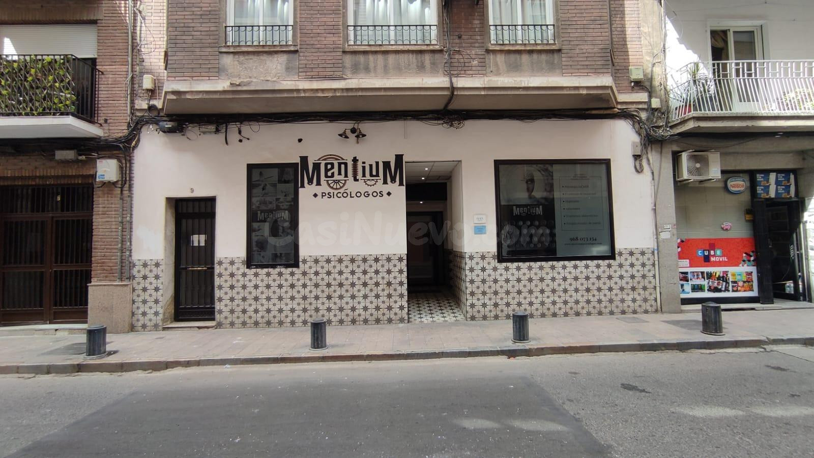 LOCAL COMERCIAL TOTALMENTE REFORMADO CON SALIDA DE HUMOS - foto 2
