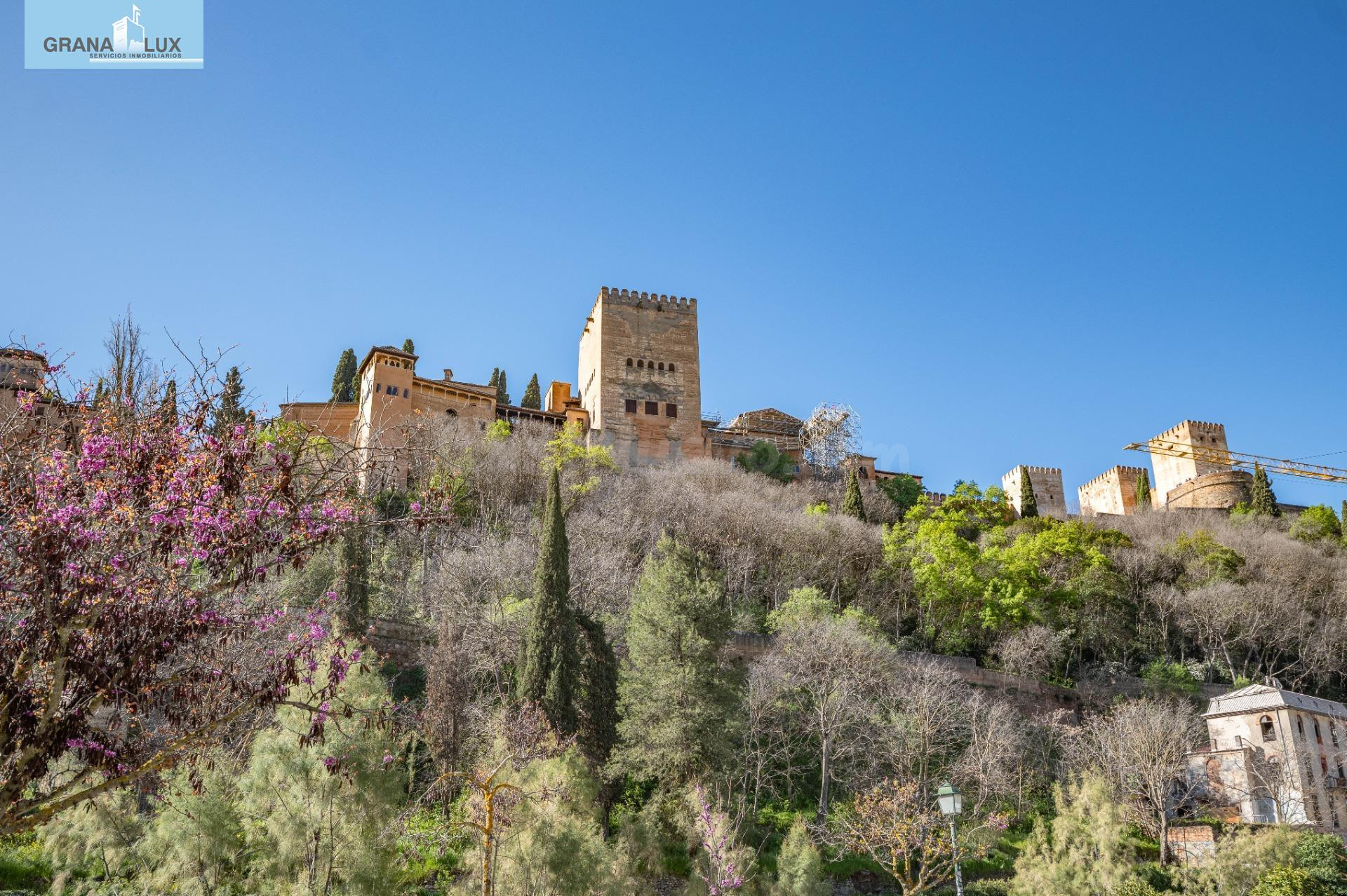 Edificio Morisco del siglo XVI en el Paseo de los Tristes co