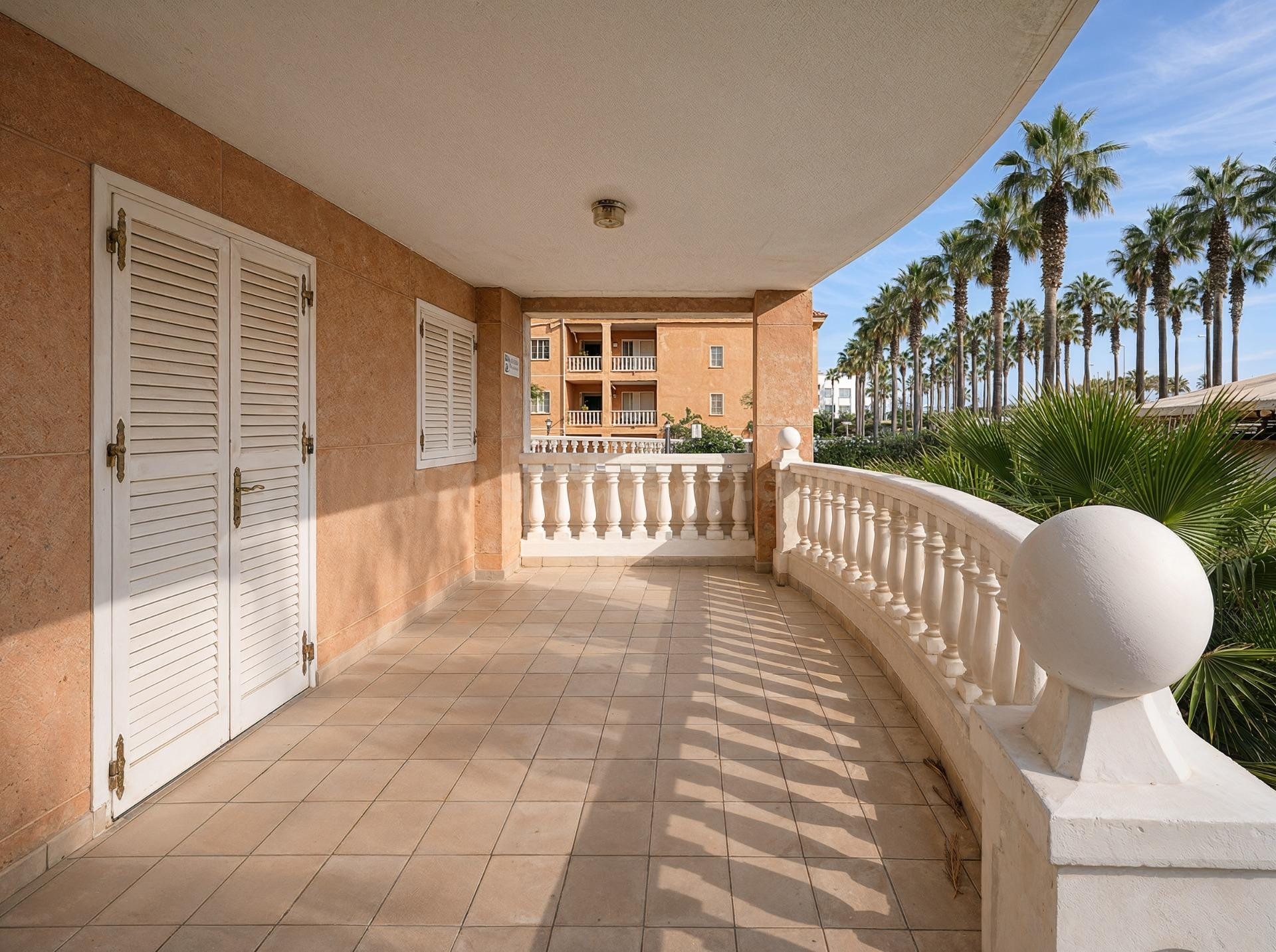 PRIMERA LÍNEA CON JARDÍN PRIVADO!! - foto 2
