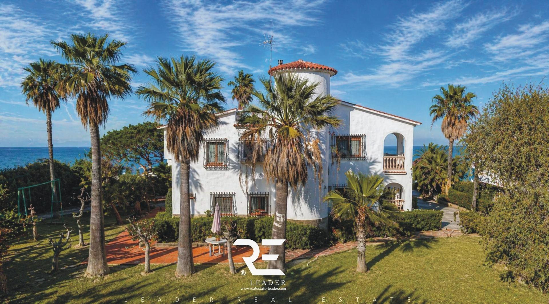 VILLA EN PRIMERA LÍNEA EN DÉNIA – DONDE EL MAR DEJA DE SER V