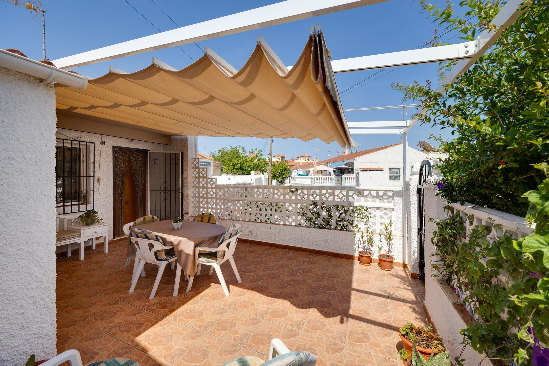 CASA EN VENTA EN TORREVIEJA CON JARDIN PRIVADO Y ORIENTACION - foto 4