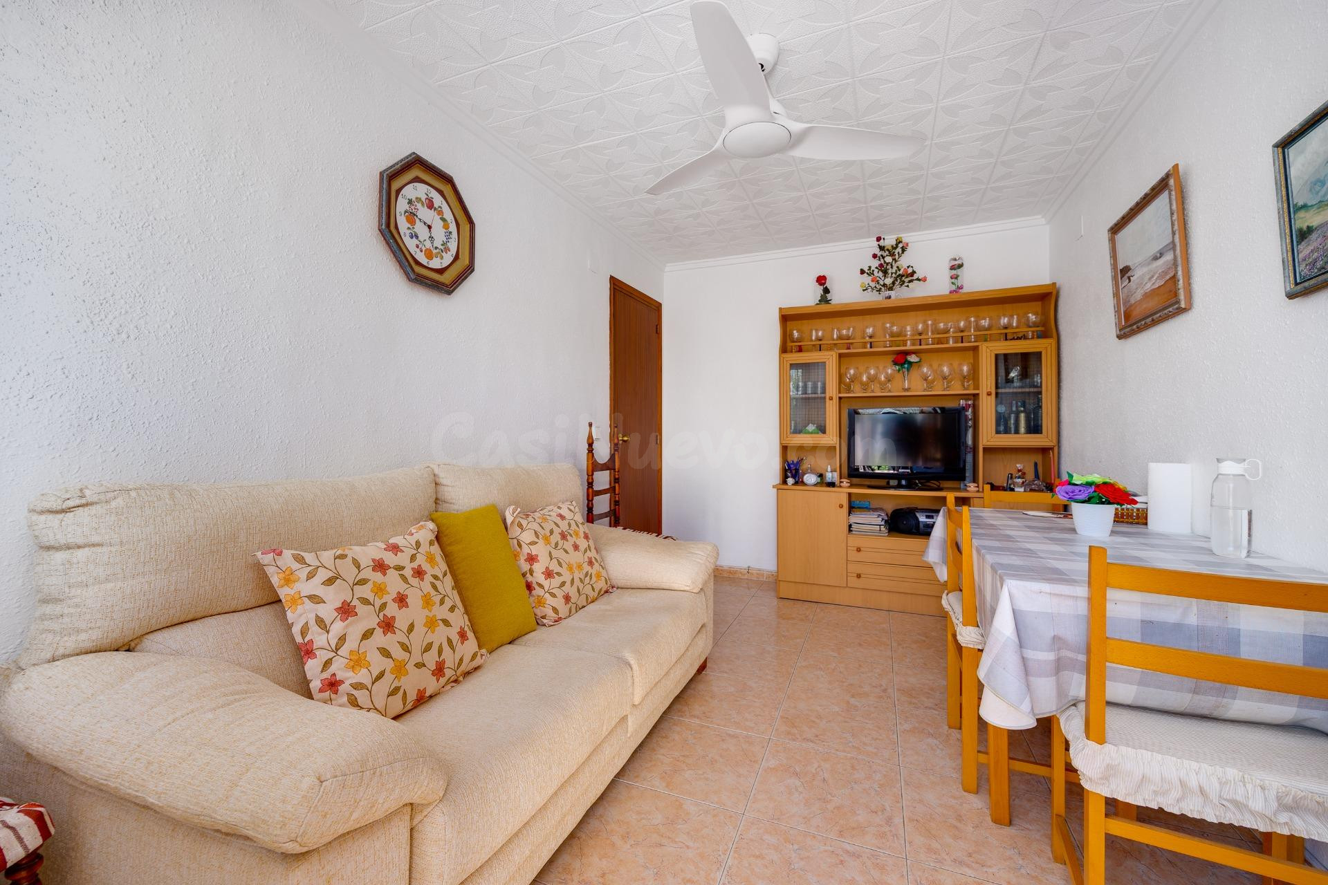 CASA EN VENTA EN TORREVIEJA CON JARDIN PRIVADO Y ORIENTACION - foto 5