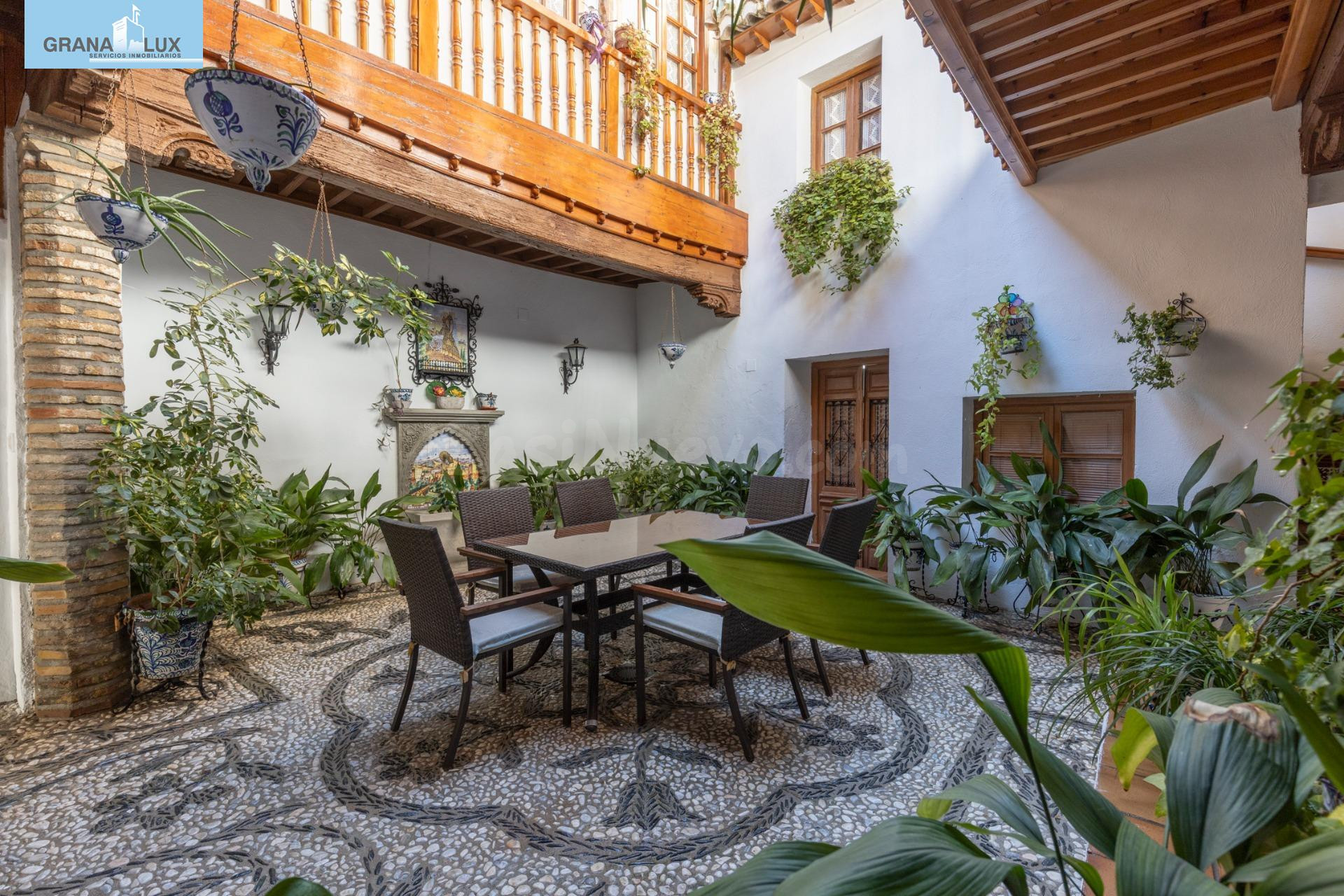 Auténtica casa con corrala tradicional y azotea en el corazó