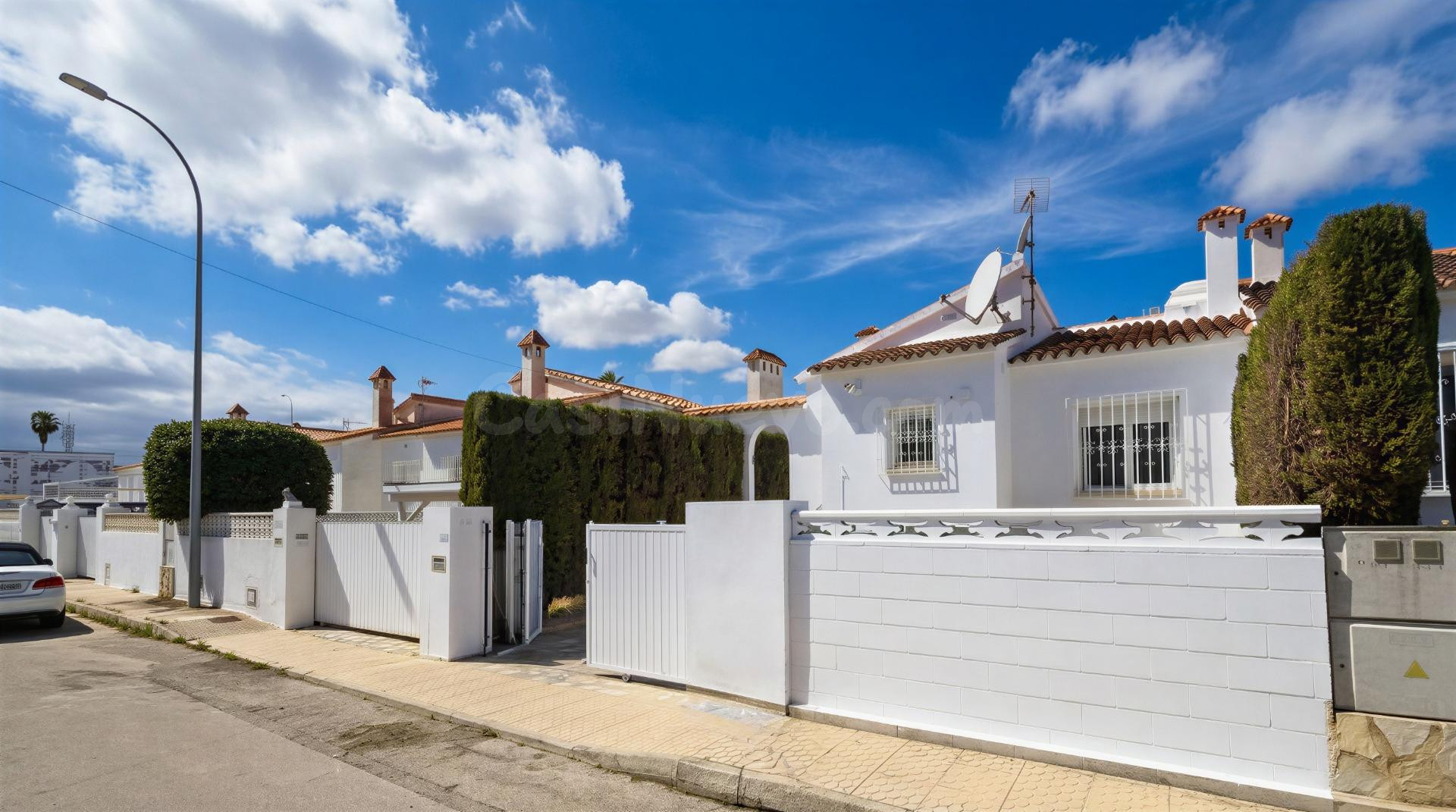 CHALET EN DÉNIA: DONDE EL MEDITERRÁNEO NO SE VISITA — SE VIV - foto 2