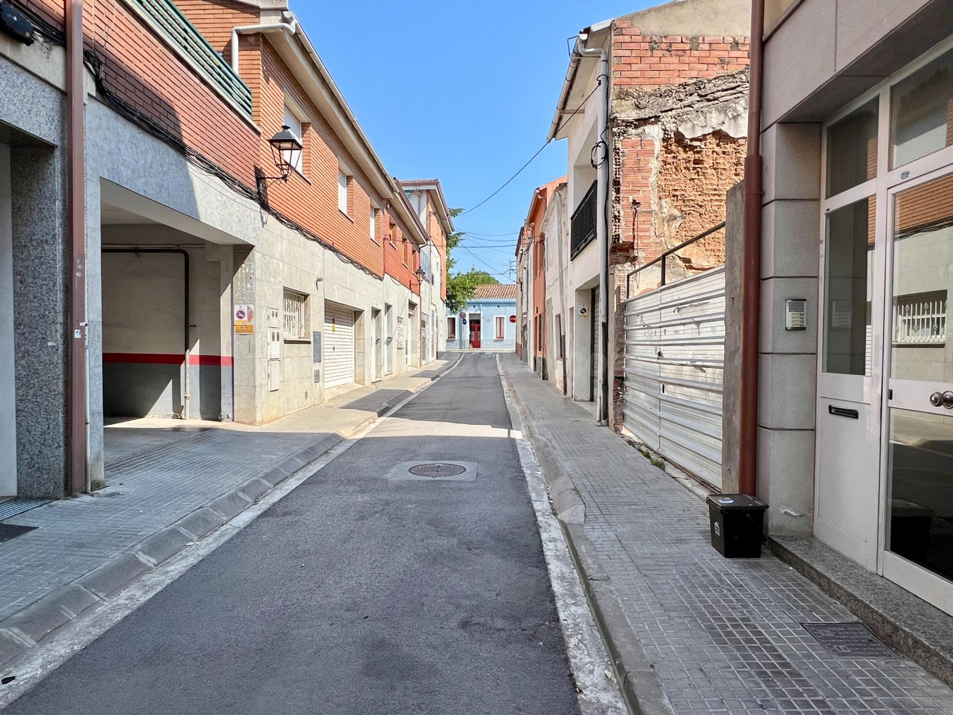 Tres plazas de parquin en venta en el centro de Cardedeu - foto 3
