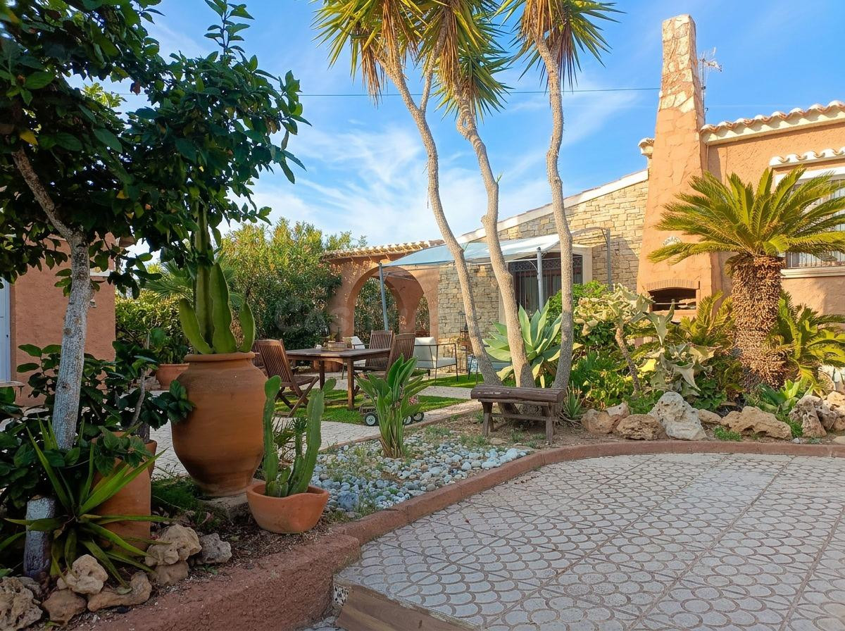 CHALET INDEPENDIENTE: ESPACIO, SOL Y POTENCIAL REAL EN TORRE - foto 2