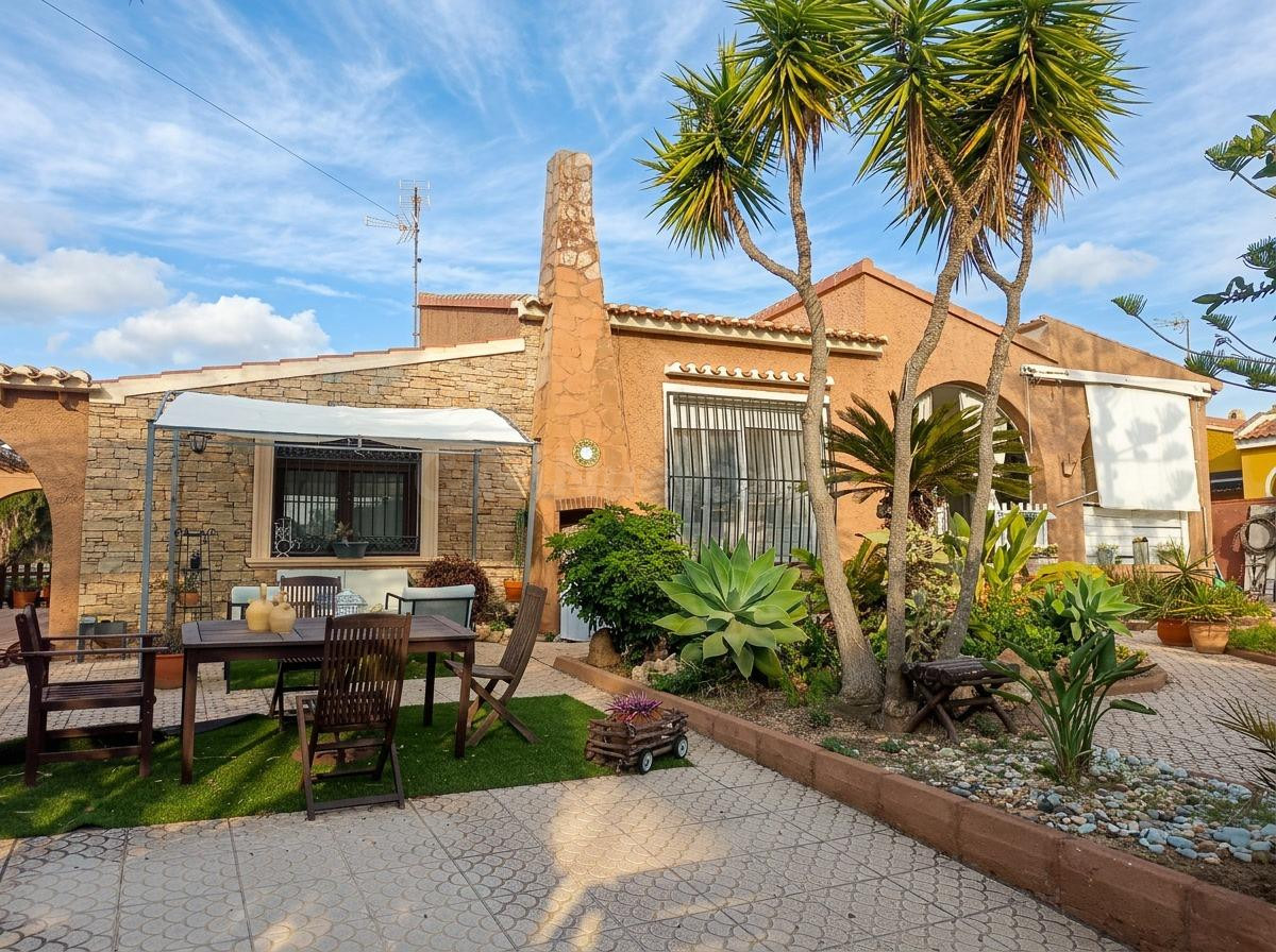 CHALET INDEPENDIENTE: ESPACIO, SOL Y POTENCIAL REAL EN TORRE - foto 4