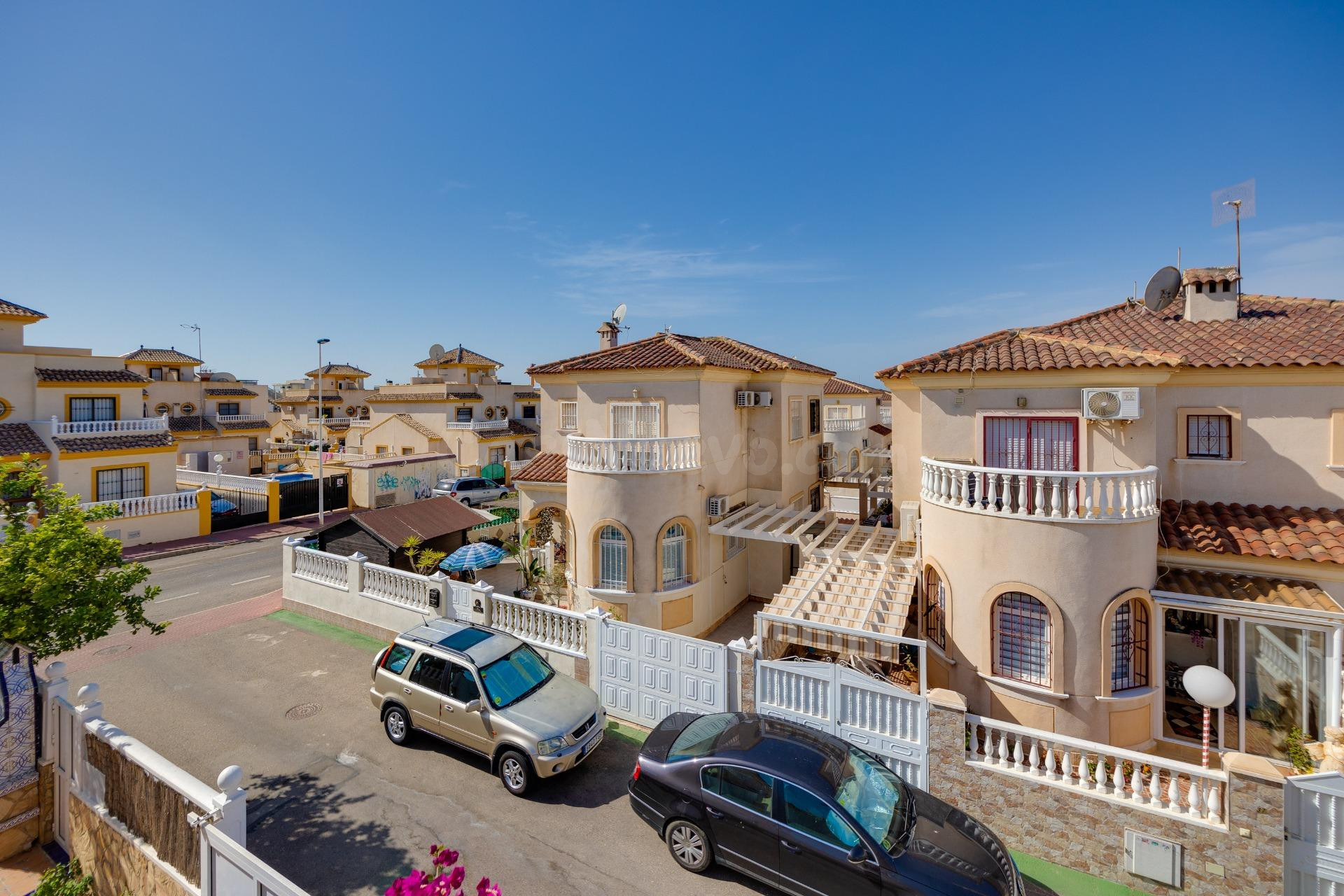 Chalet 2 dormitorios y piscina comunitaria en Aguas Nuevas, Torrevieja