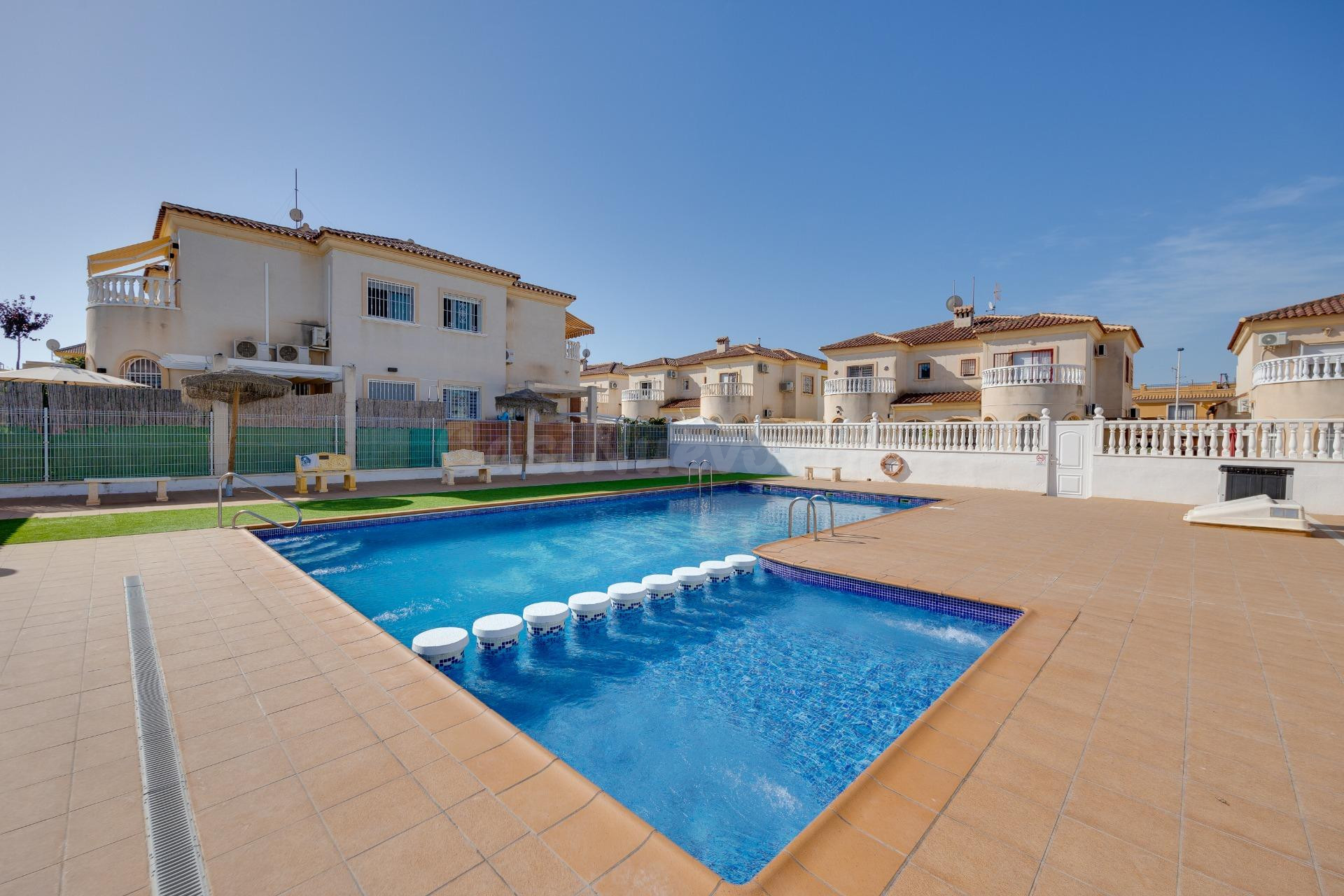 Chalet 2 dormitorios y piscina comunitaria en Aguas Nuevas, Torrevieja - foto 4