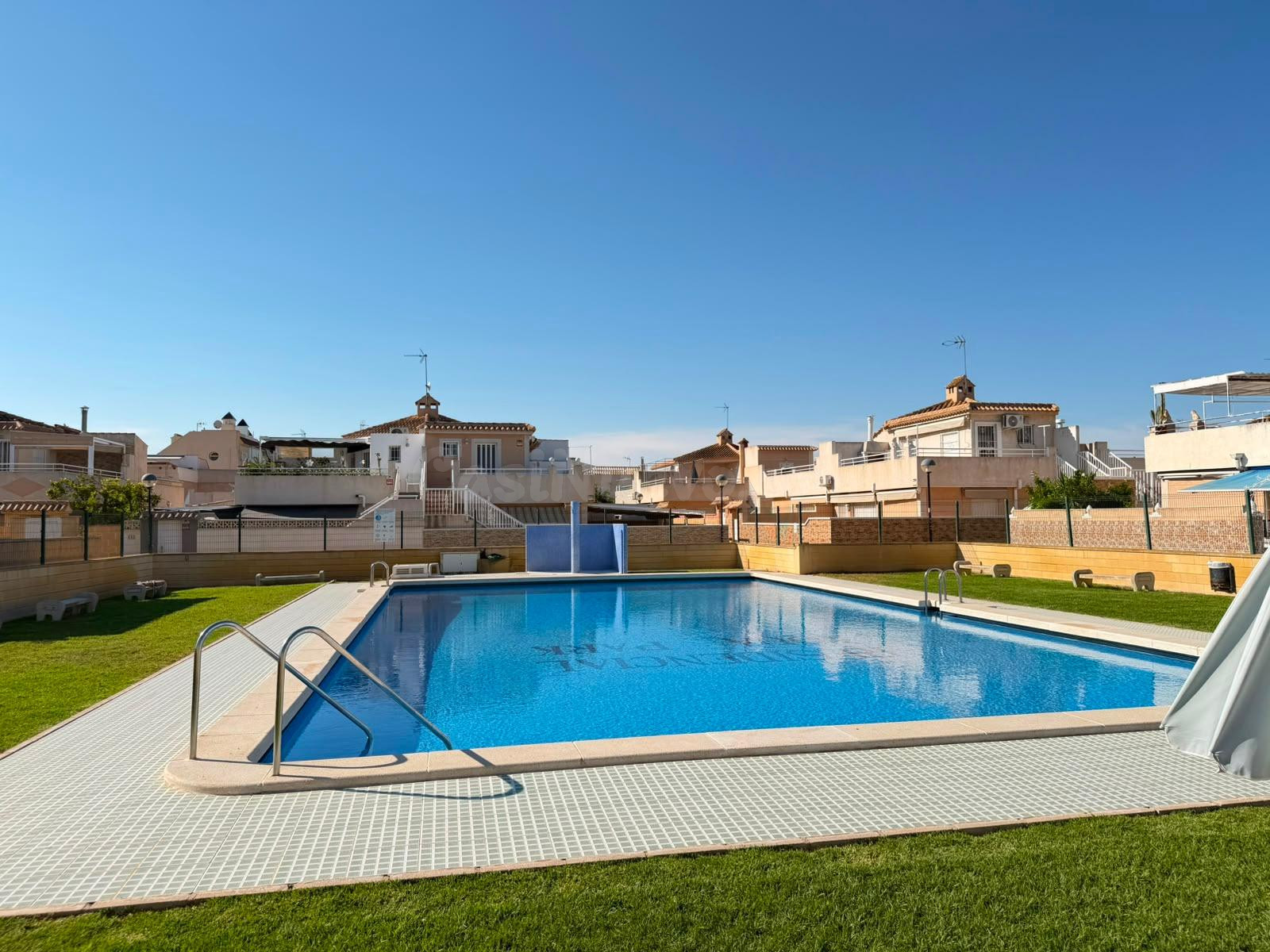Chalet tipo Quad con placas solares, solárium y excelente ub - foto 3