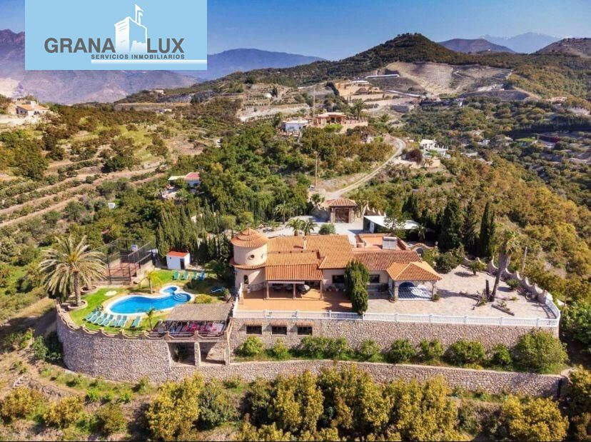 Oasis Tropical: Villa Exclusiva con Vistas al Mar.
