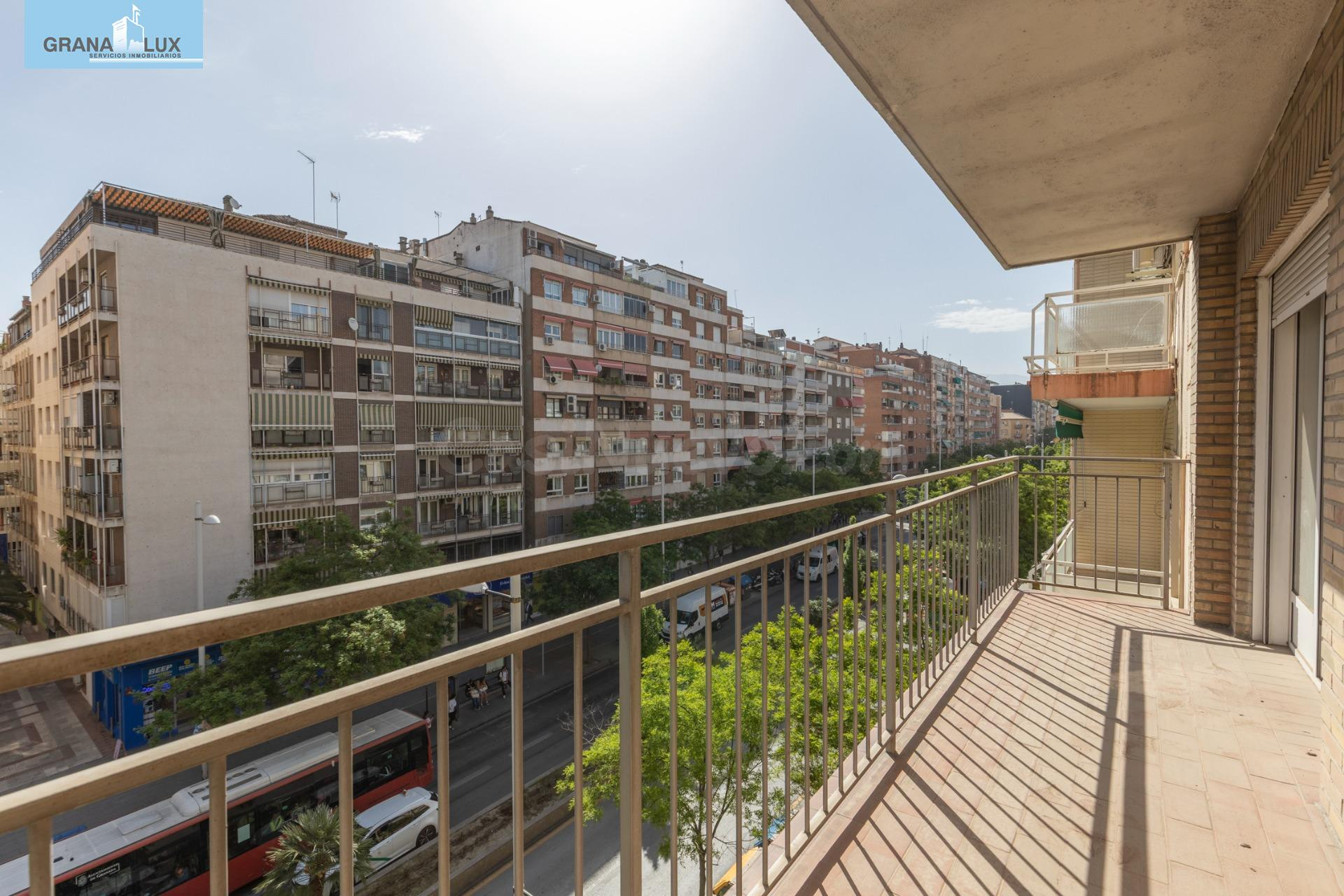 Piso con terraza y gran potencial junto a Camino de Ronda