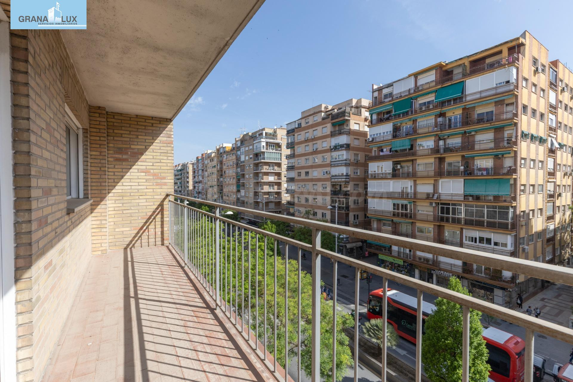 Piso con terraza y gran potencial junto a Camino de Ronda - foto 2