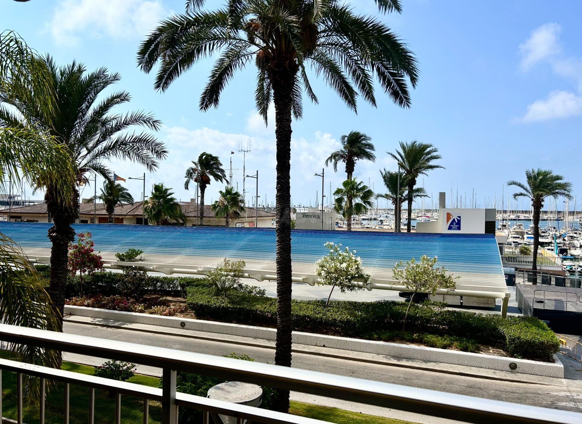Amplio apartamento con vistas al Paseo, Frente al Club Náutico de Torrevieja