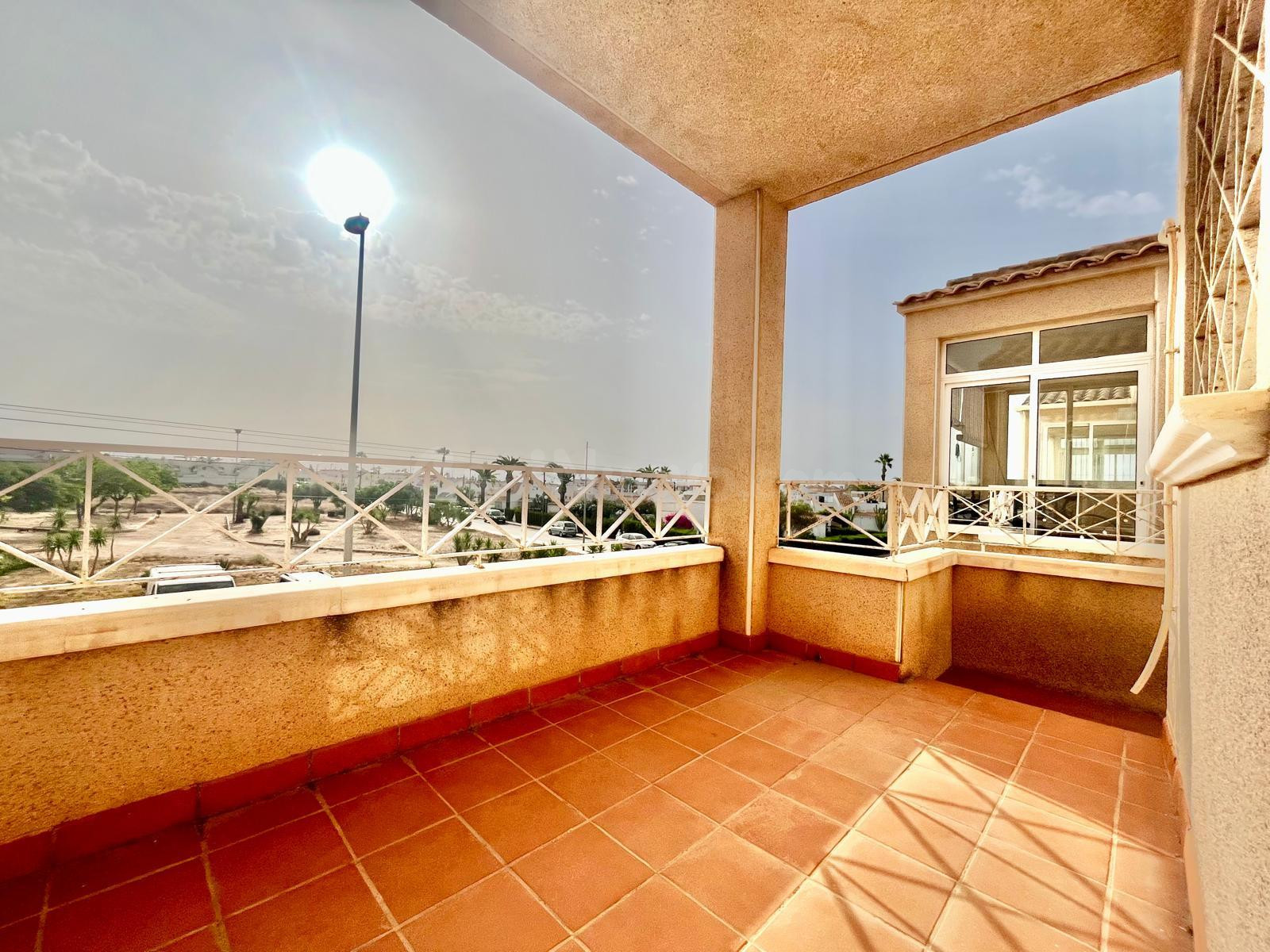 Bungalow en planta alta con solárium privado, piscina y a po