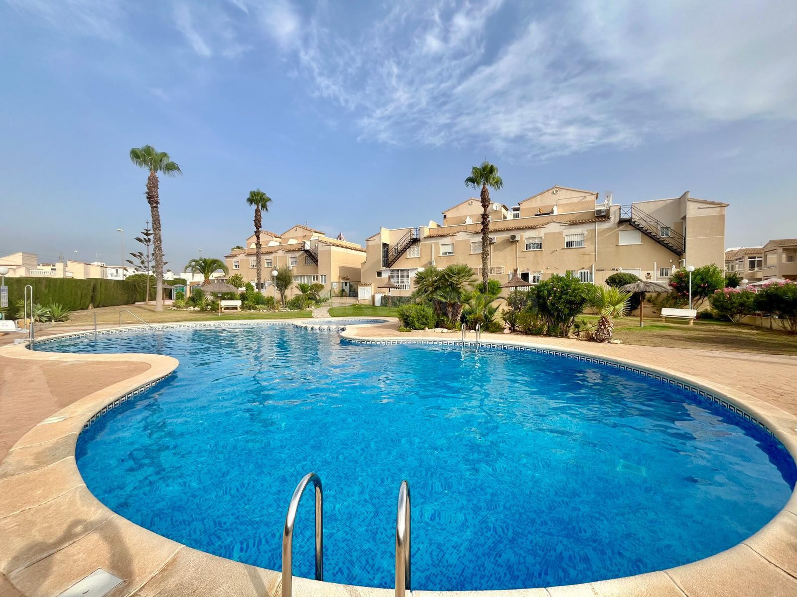 Bungalow en planta alta con solárium privado, piscina y a po - foto 2