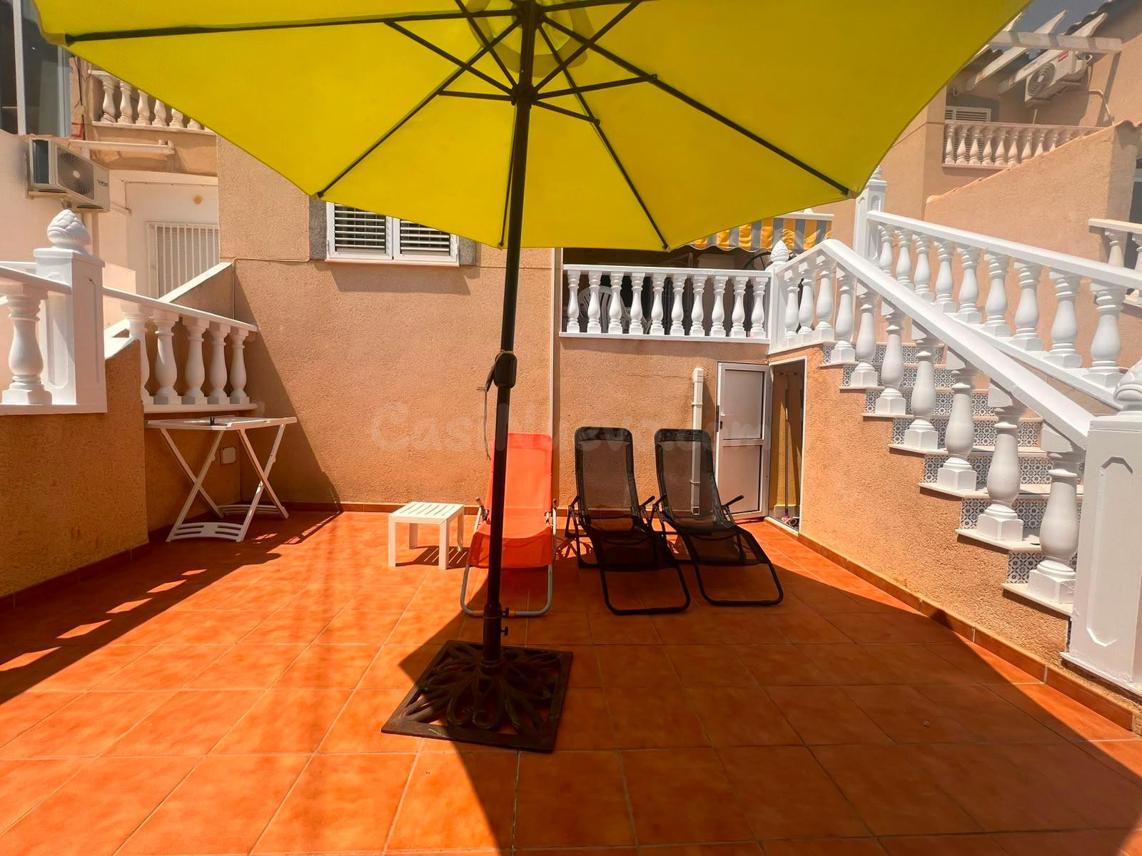 Bungalow en planta baja con amplia terraza a 10 minutos de la Playa de La Mata - foto 2