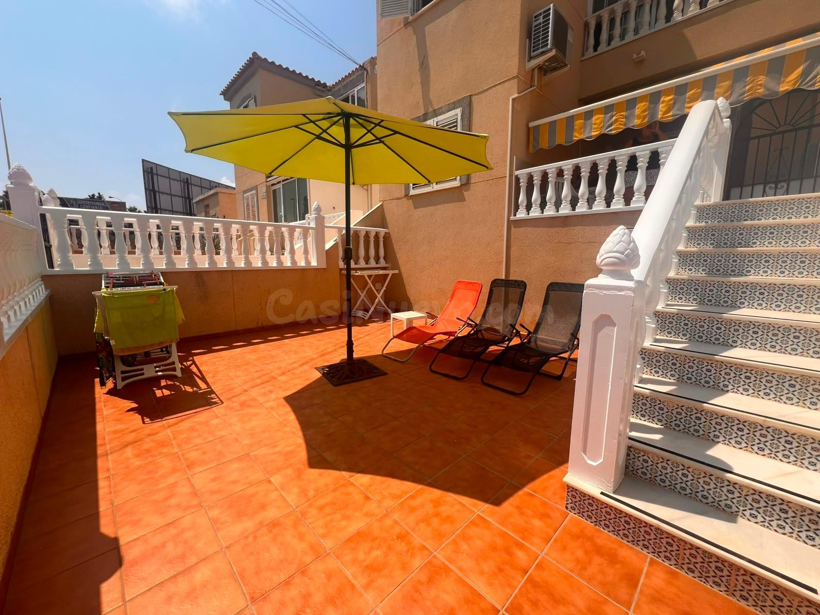 Bungalow en planta baja con amplia terraza a 10 minutos de la Playa de La Mata - foto 3