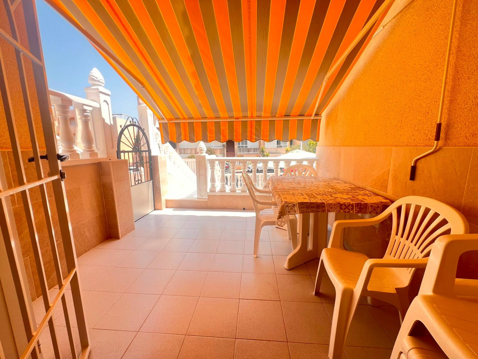 Bungalow en planta baja con amplia terraza a 10 minutos de la Playa de La Mata - foto 4