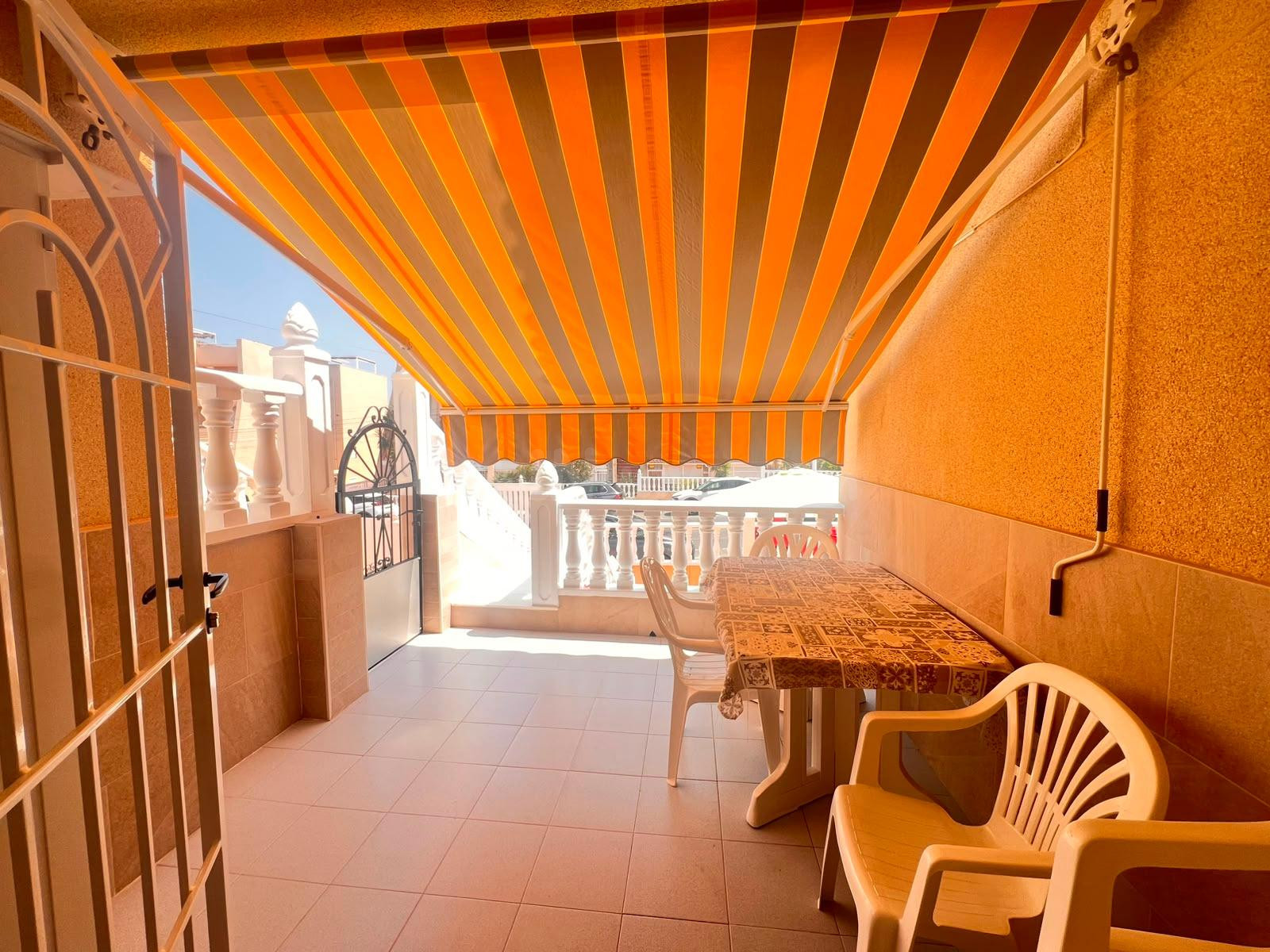 Bungalow en planta baja con amplia terraza a 10 minutos de la Playa de La Mata - foto 5