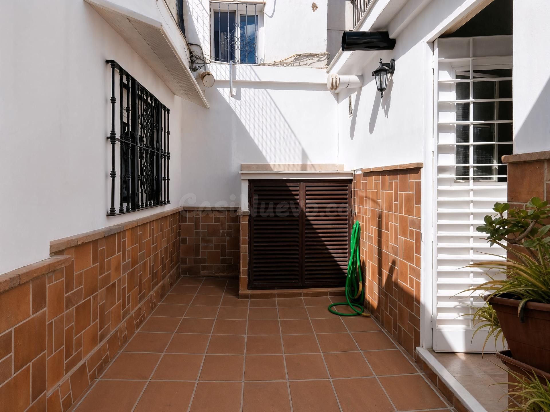 PISO EN PLANTA BAJA TOTALMENTE REFORMADO CON TERRAZA !! - foto 2