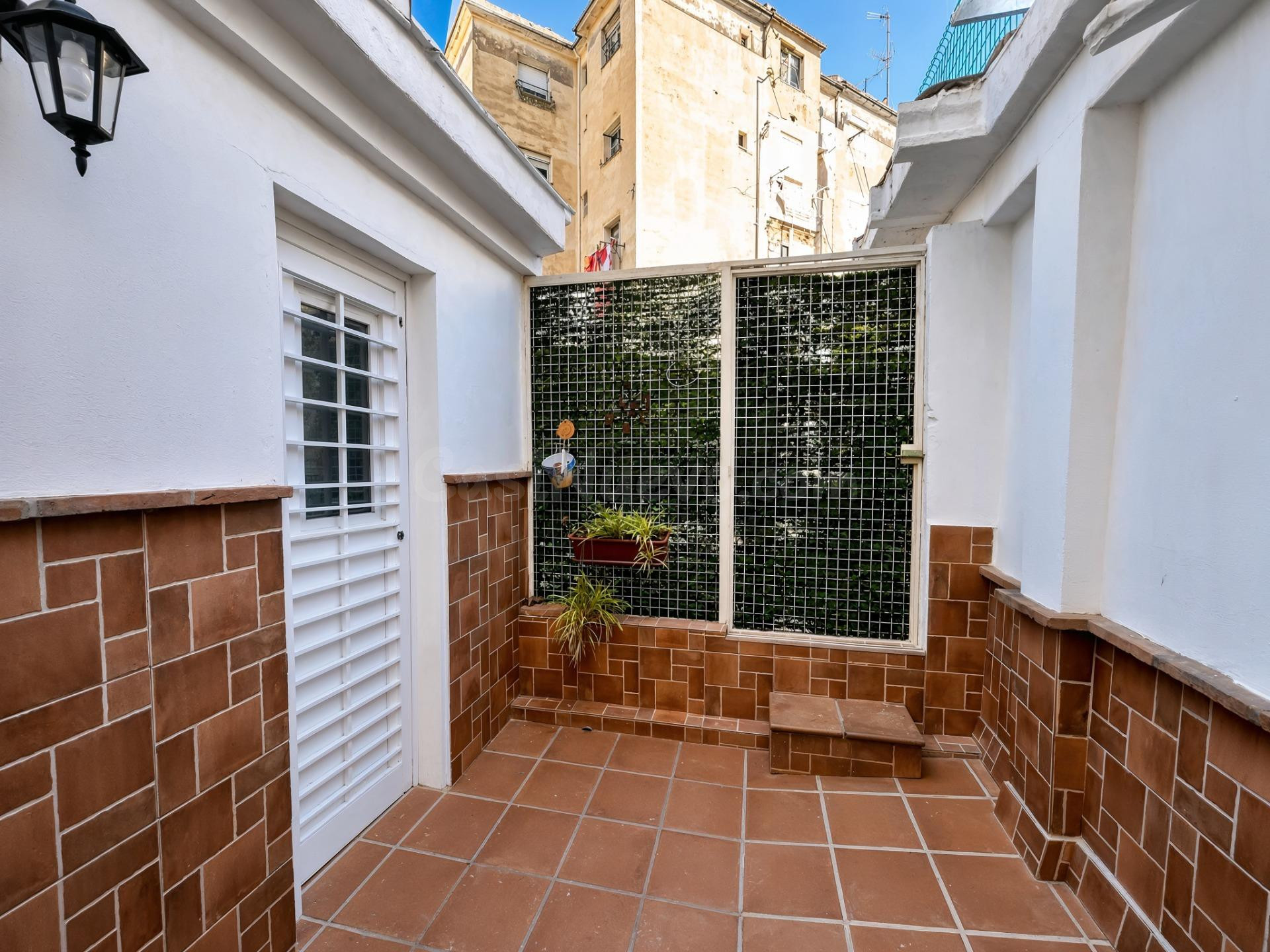 PISO EN PLANTA BAJA TOTALMENTE REFORMADO CON TERRAZA !! - foto 4