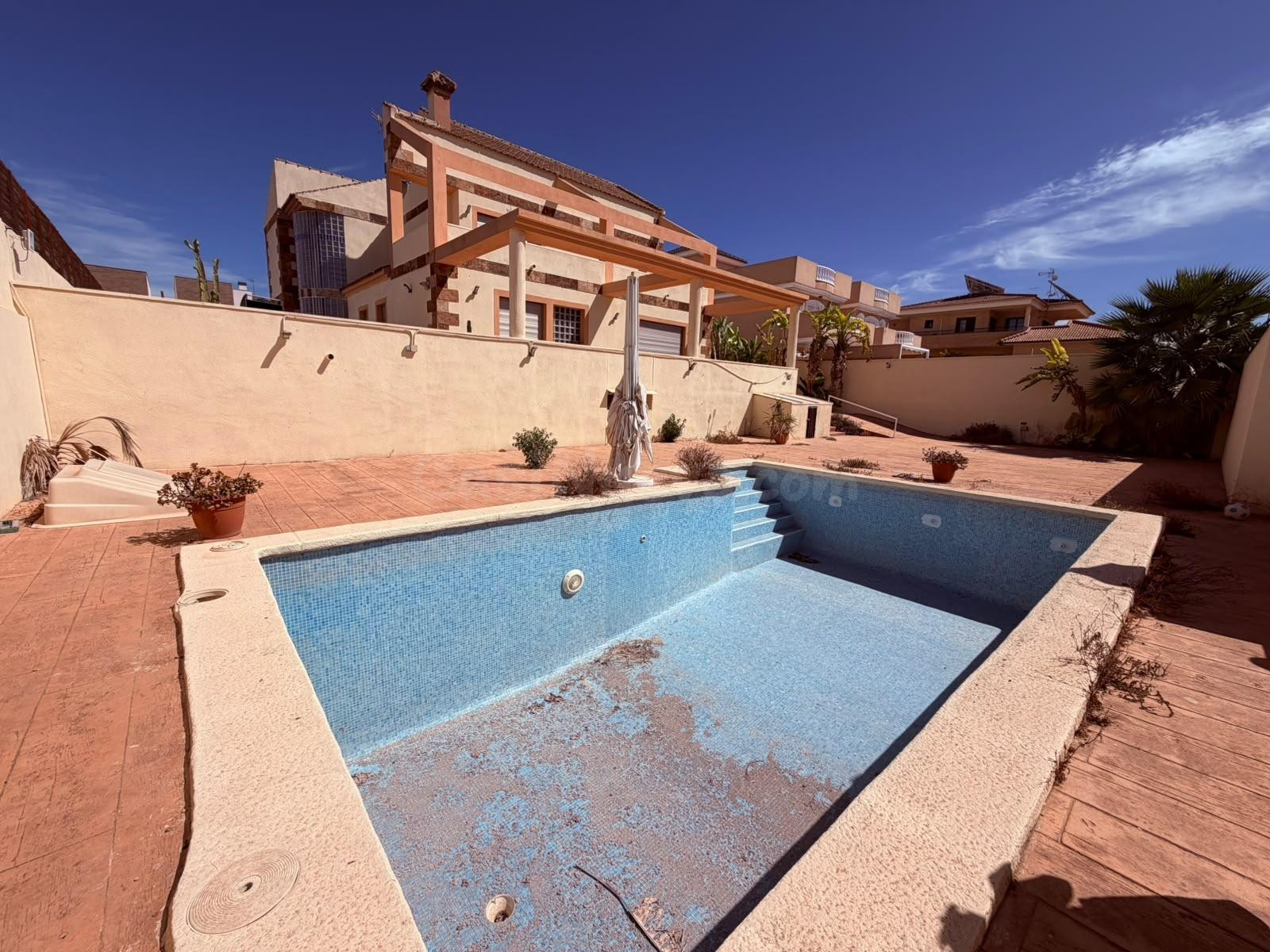 CHALET INDEPENDIENTE CON PISCINA PRIVADA, 813 m2 DE PARCELA Y 451 m2 CONSTRUIDOS - foto 2