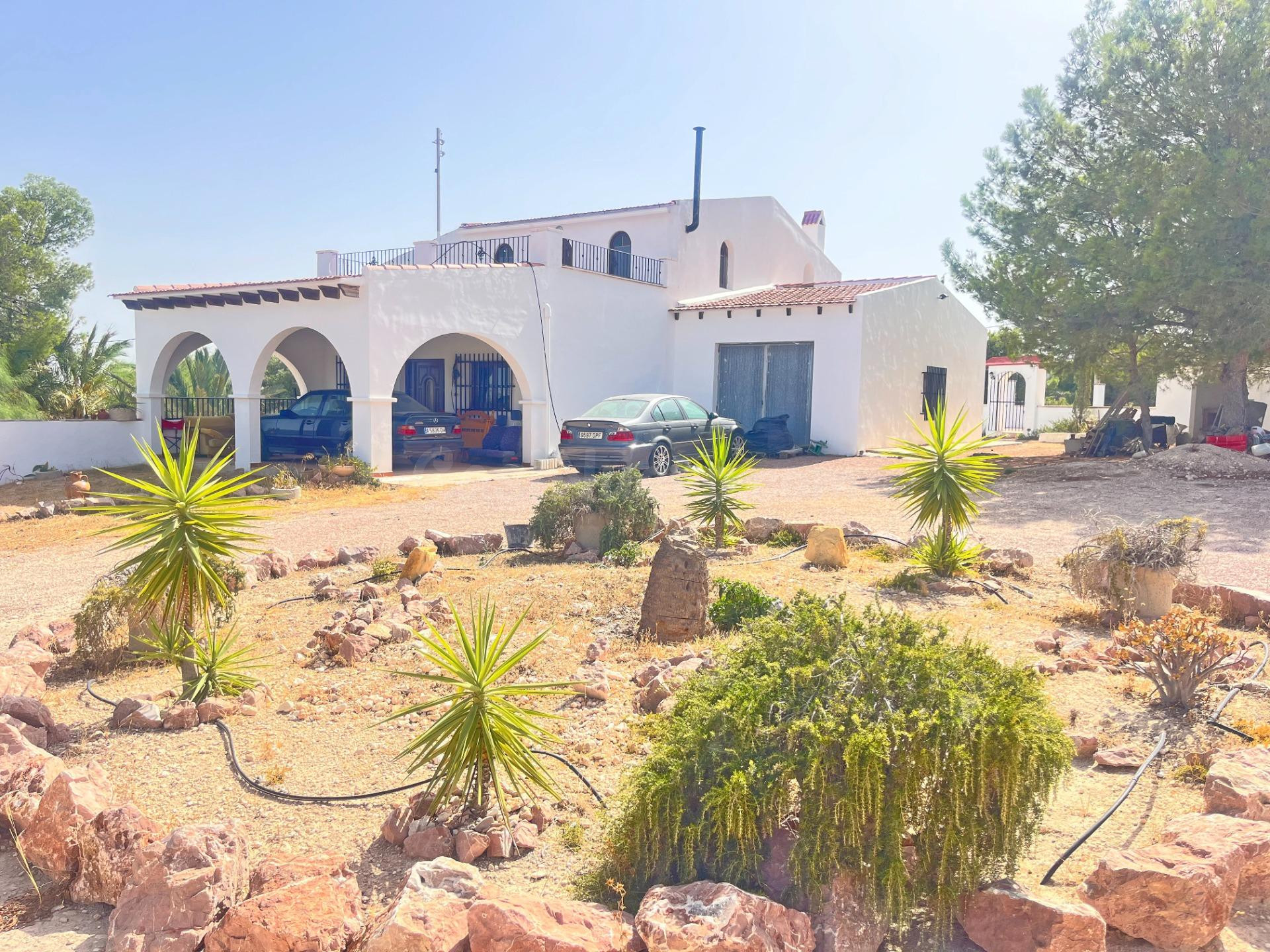 CASA CUEVA CON ESTILO ÚNICO, EN UN ENTORNO DE PURA NATURALEZA - foto 2