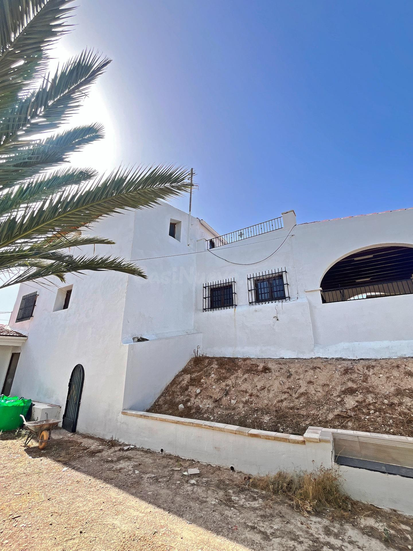CASA CUEVA CON ESTILO ÚNICO, EN UN ENTORNO DE PURA NATURALEZA - foto 3