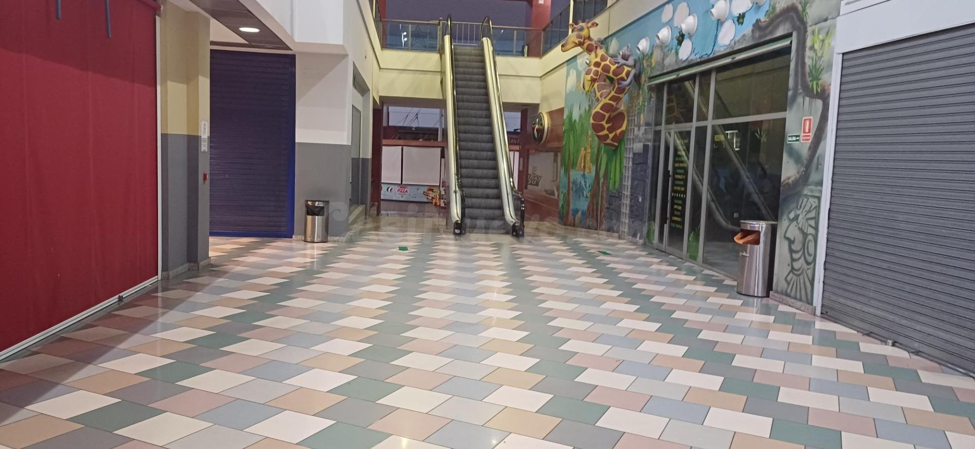 LOCAL EN VENTA CENTRO COMERCIAL LAS CUMBRES DON BENITO - foto 2