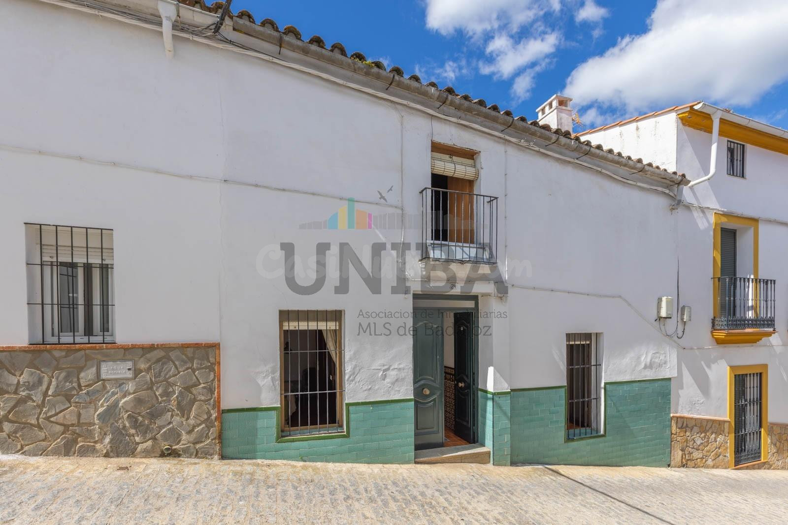 Casa en Venta en Segura de León – Amplia y con Patio