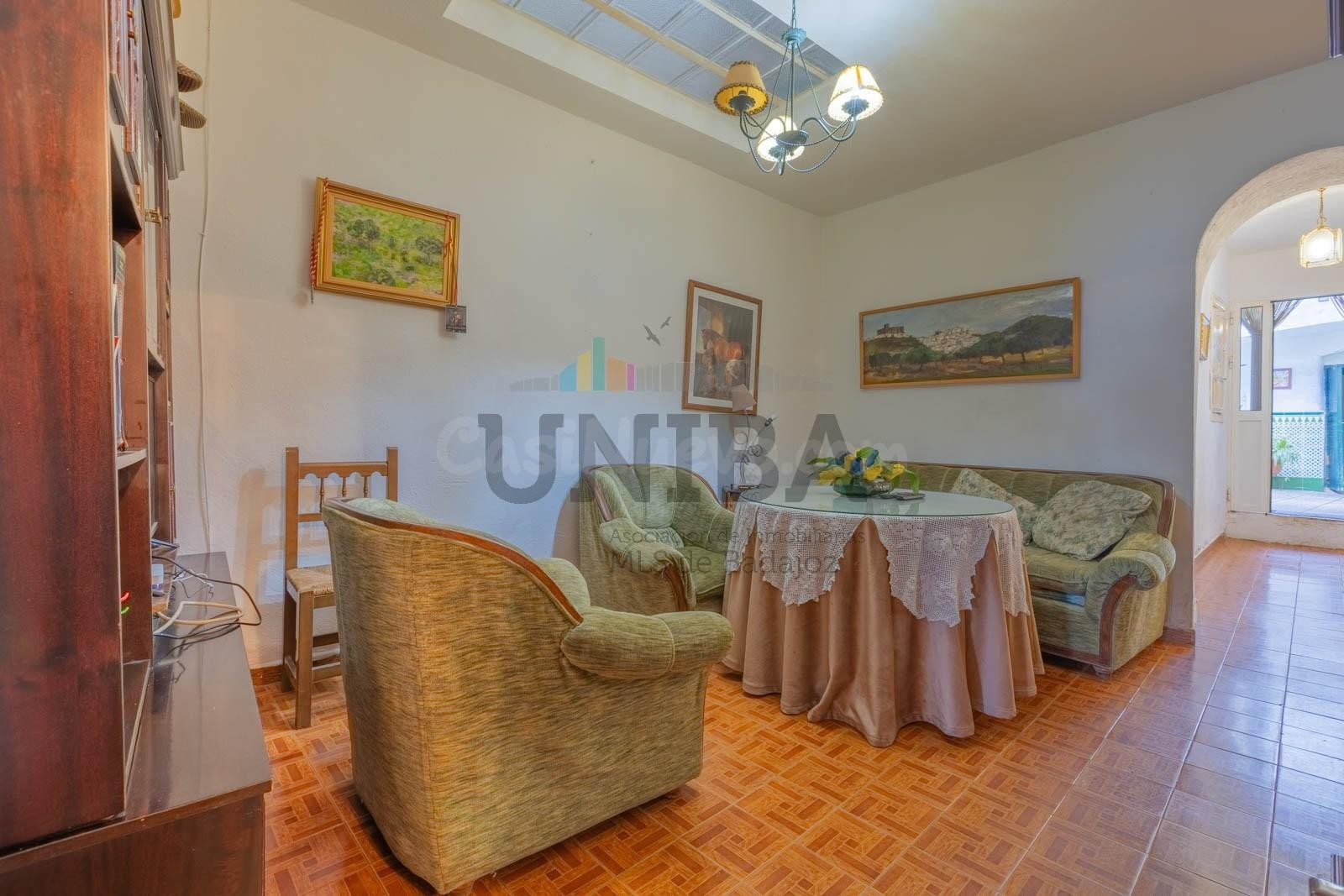 Casa en Venta en Segura de León – Amplia y con Patio - foto 3