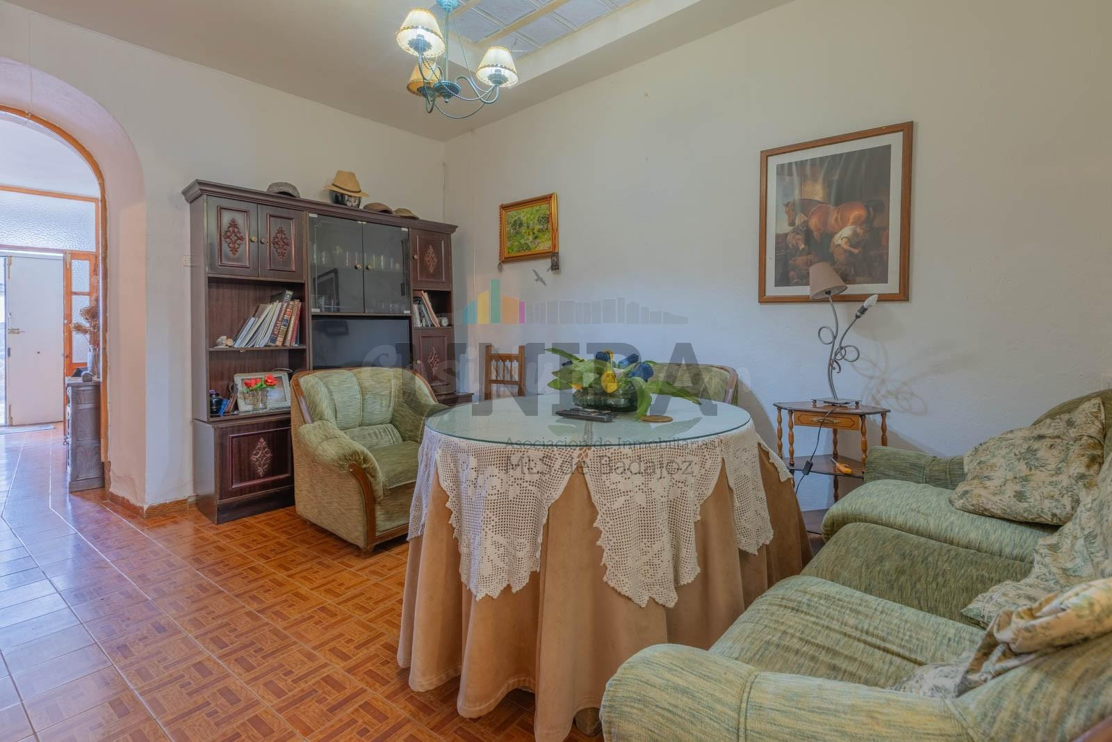 Casa en Venta en Segura de León – Amplia y con Patio - foto 4