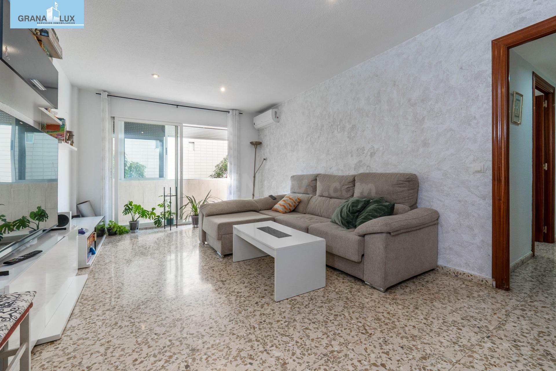Piso de 3 dormitorios con piscina comunitaria en Maracena