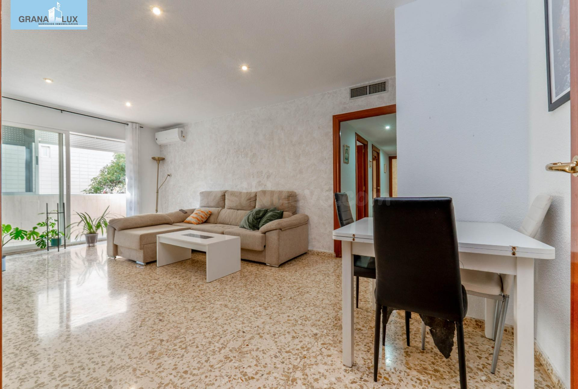 Piso de 3 dormitorios con piscina comunitaria en Maracena - foto 2