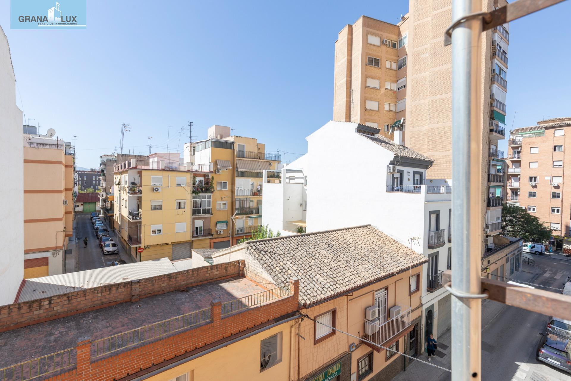 Piso en El Zaidín, tres dormitorios y un mundo de posibilida - foto 2