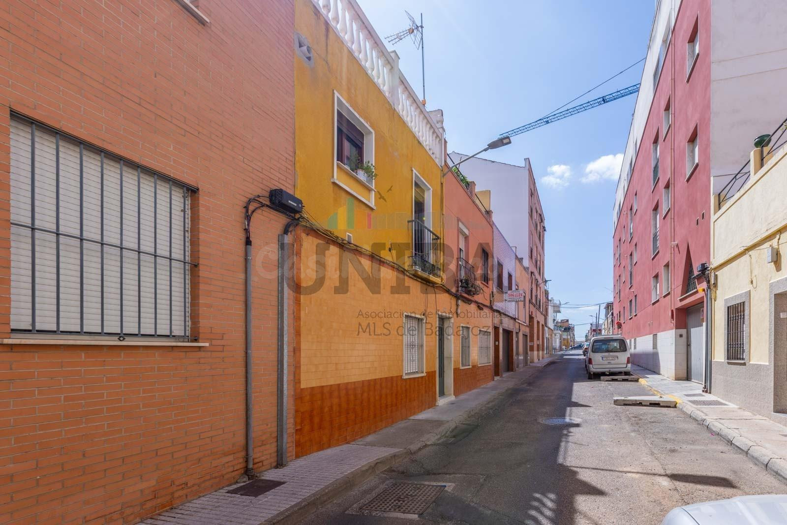 Vivienda en planta baja con patios y amplia zona exterior en - foto 2