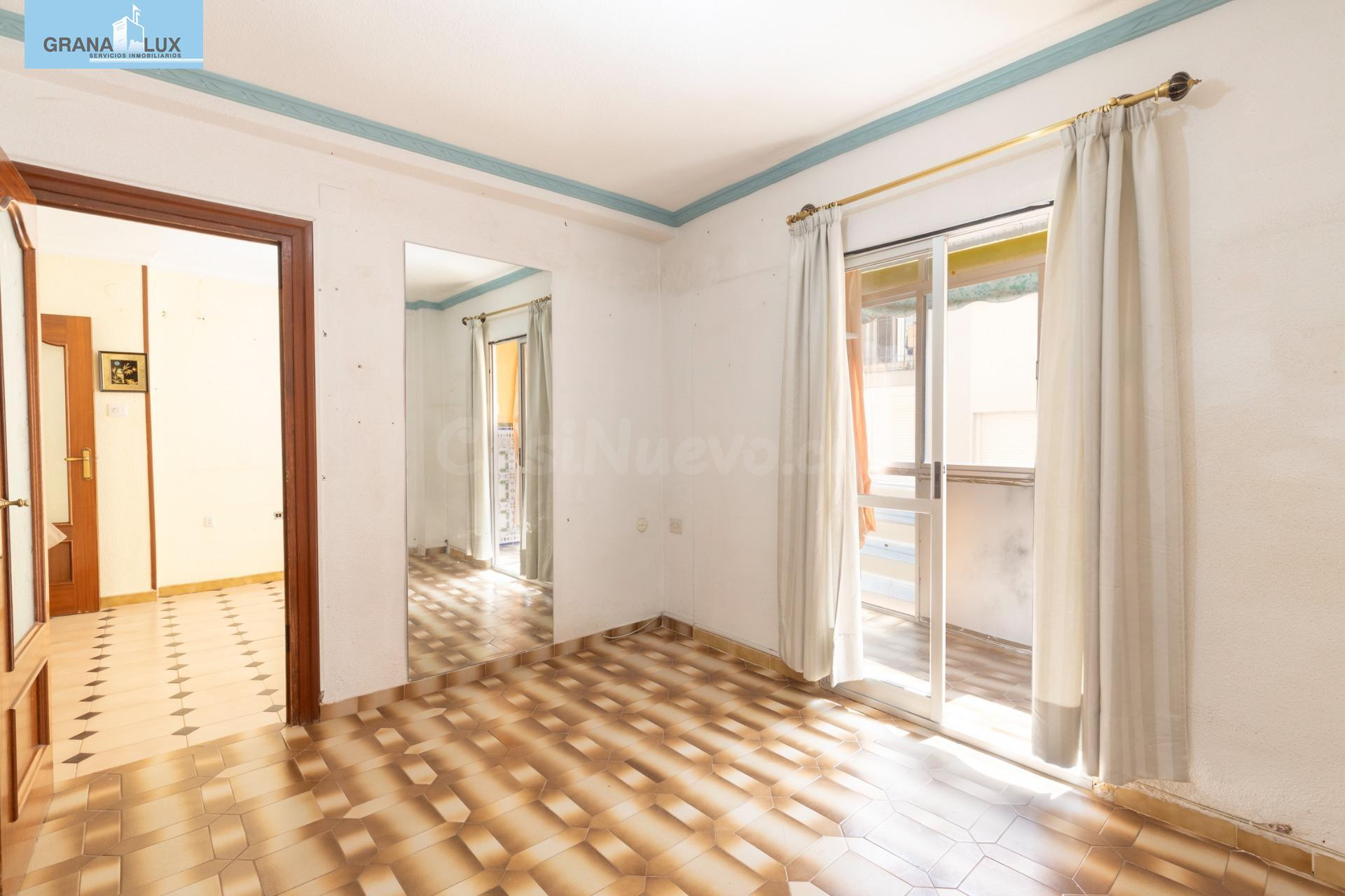 Piso de 3 dormitorios en planta alta, luminoso y con balcón  - foto 2