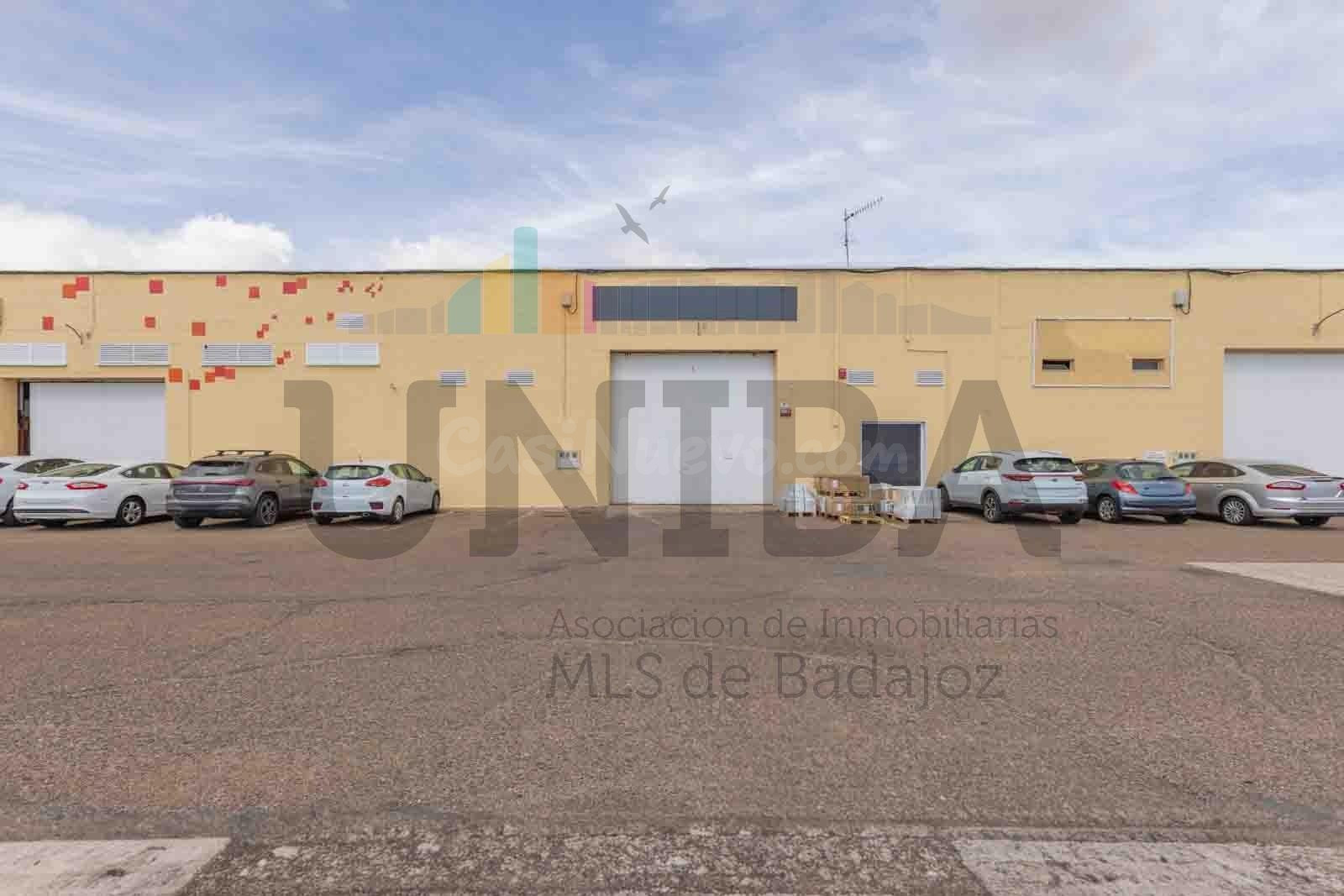NAVE A LA VENTA EN EL COMPLEJO LA MAR (POLIGONO INDUSTRIAL EL NEVERO)