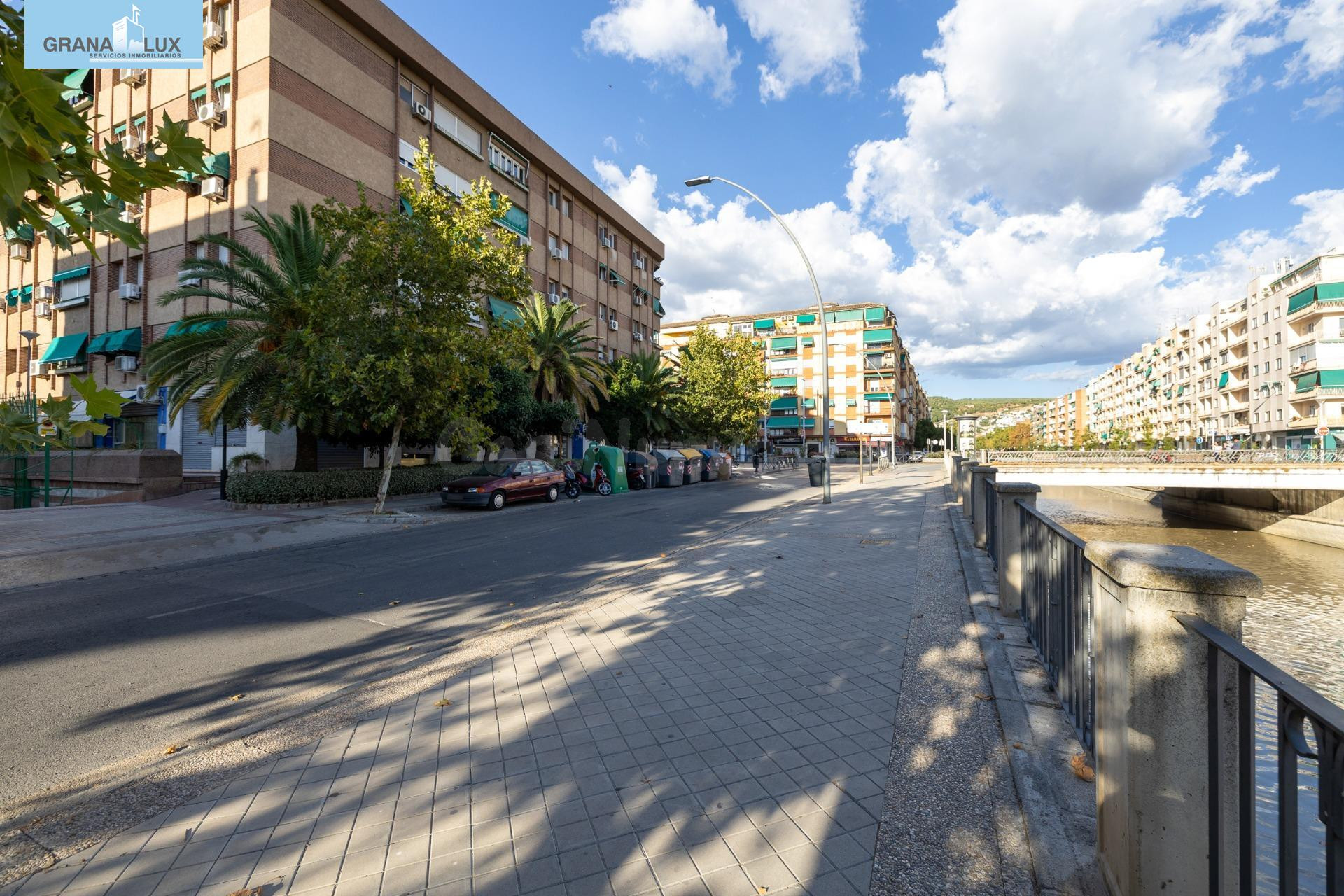 Local de 50 m2 cerca del centro de Granada con posibilidad de cambio de uso a vivienda