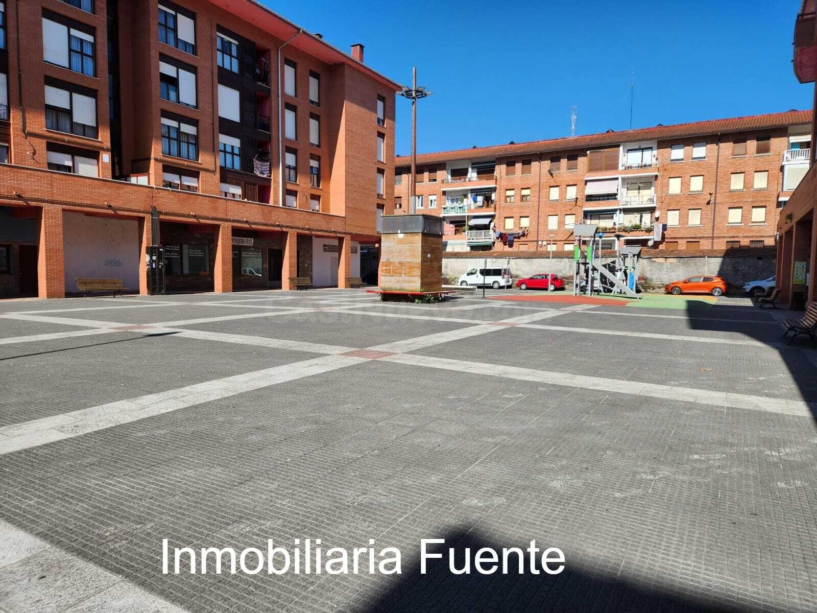 Se alquila amplio local comercial en Zalla - foto 2