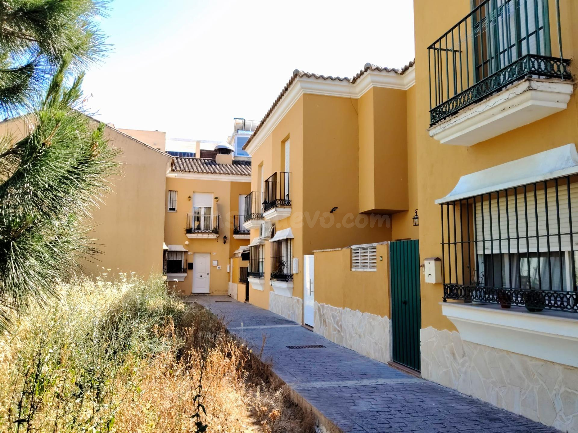 ADOSADO EN LA ZONA DEL MAYORAZGO CON SÓTANO Y PLAZA DE GARAJE
