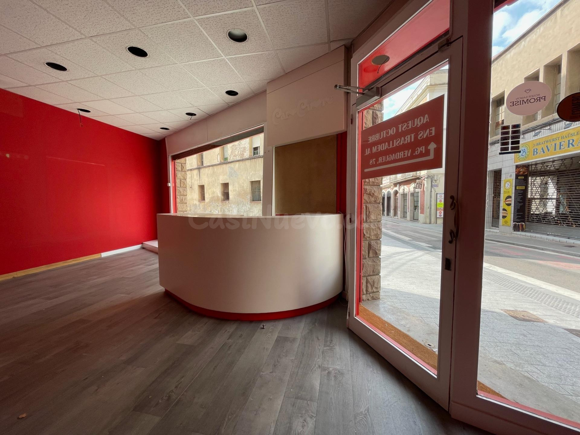 LOCAL COMERCIAL EN LLOGUER AL CENTRE D’IGUALADA (ZONA CARRER - foto 2