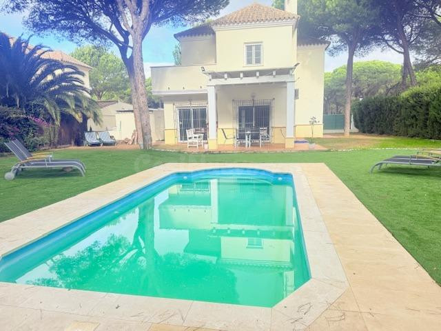 ESPECTACULAR CHALET CON PISCINA Y VISTAS AL GOLF ( loma Sancti-Petri)