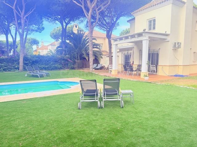 ESPECTACULAR CHALET CON PISCINA Y VISTAS AL GOLF ( loma Sancti-Petri) - foto 2